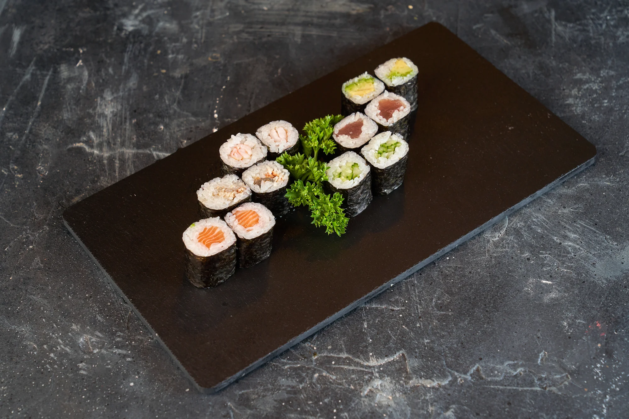 Sushi sety na Proseku: klasické i speciální rolky s avokádem, lososem či krevetou