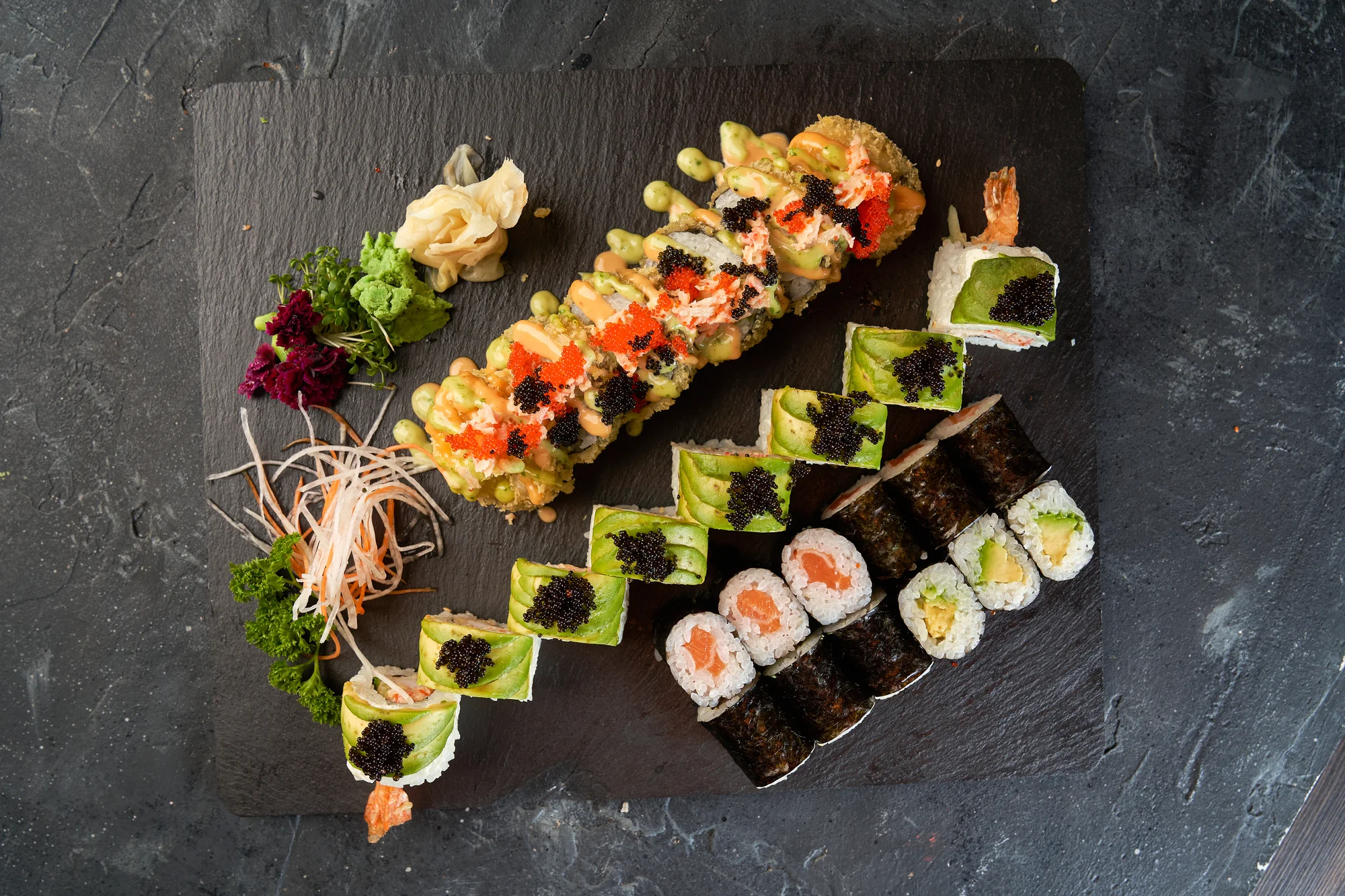 Sushi sety na Proseku: klasické i speciální rolky s avokádem, lososem či krevetou