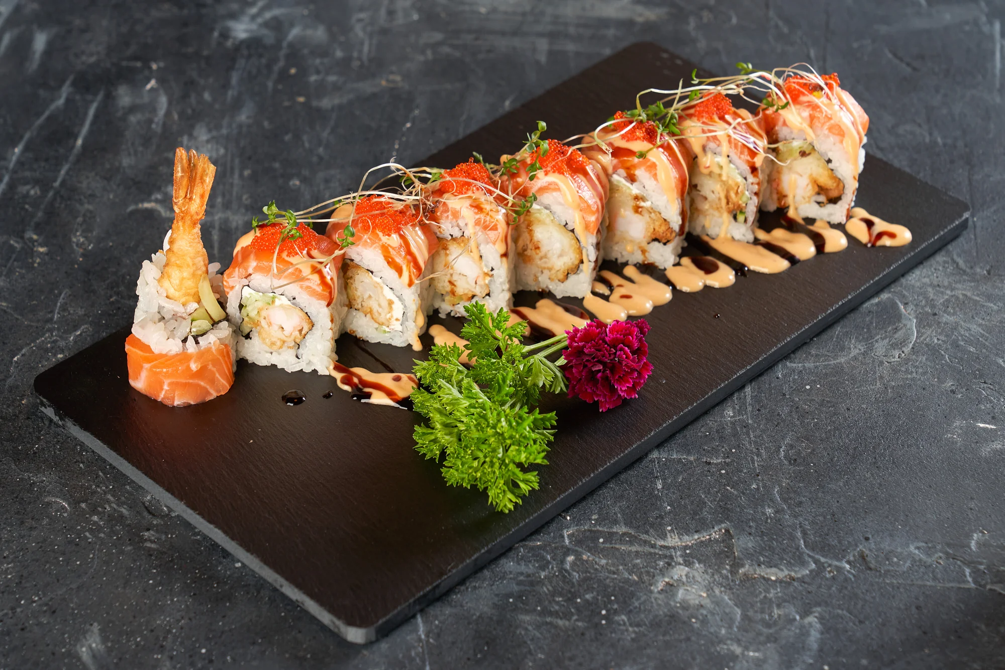 Sushi sety na Proseku: klasické i speciální rolky s avokádem, lososem či krevetou