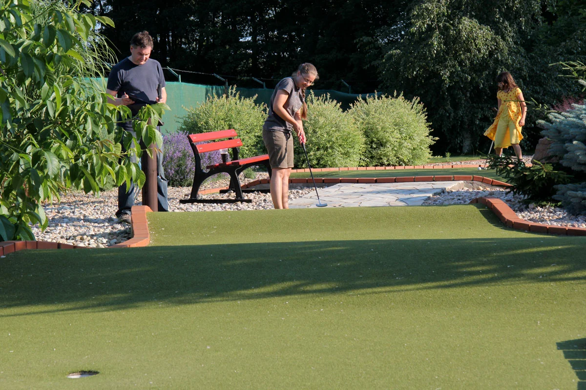 Venkovní adventure golf: hodinová zábava pro 2 dospělé i rodiny s dětmi
