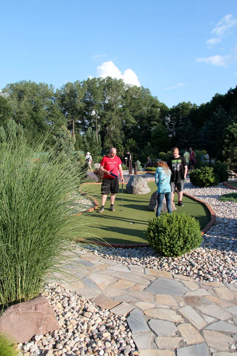 Venkovní adventure golf: hodinová zábava pro 2 dospělé i rodiny s dětmi