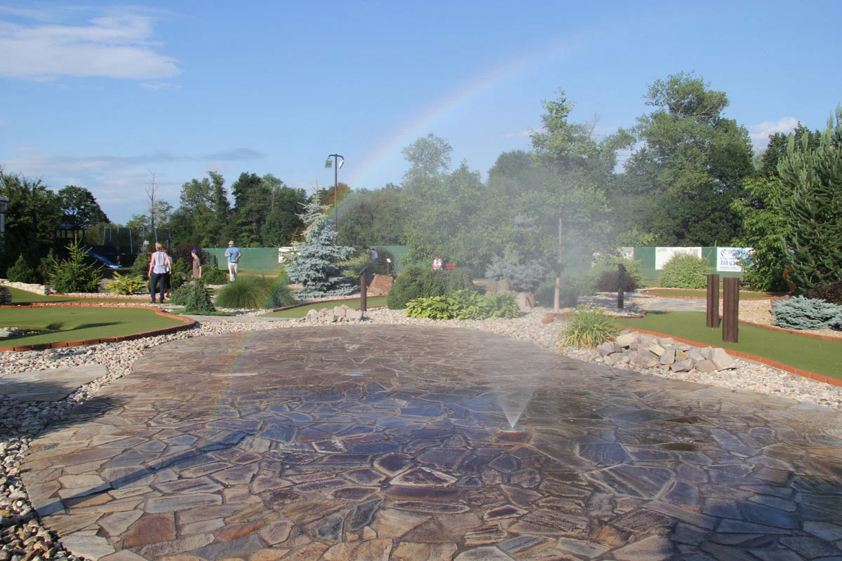 Venkovní adventure golf: hodinová zábava pro 2 dospělé i rodiny s dětmi