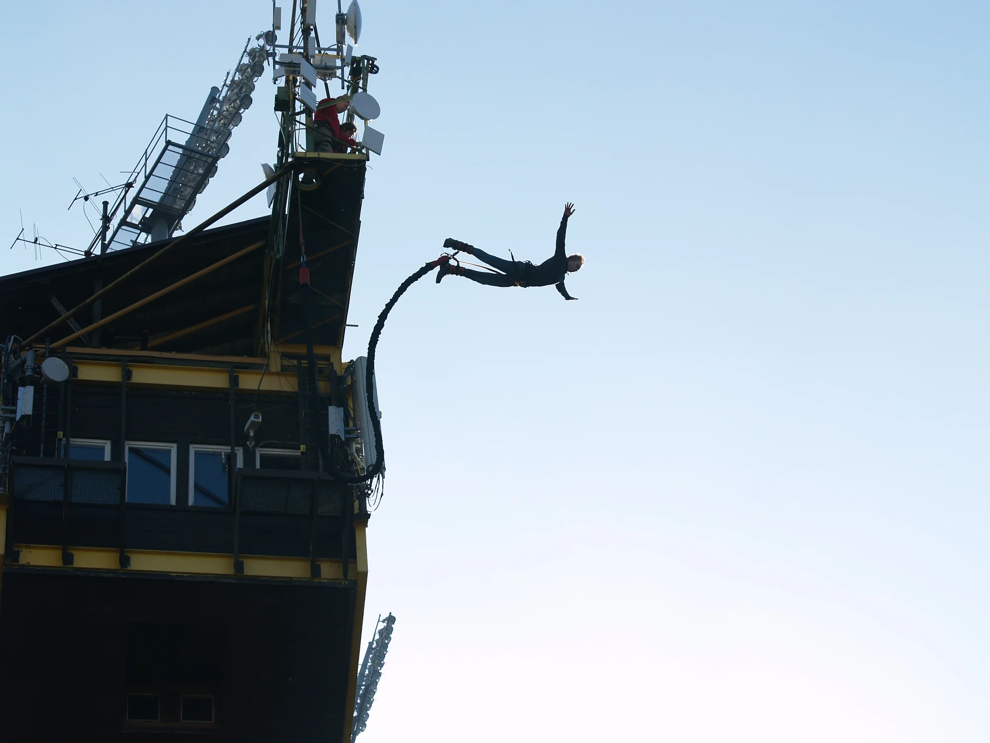 Zažijte dobrodružství: bungee jumping z televizní věže či jeřábu