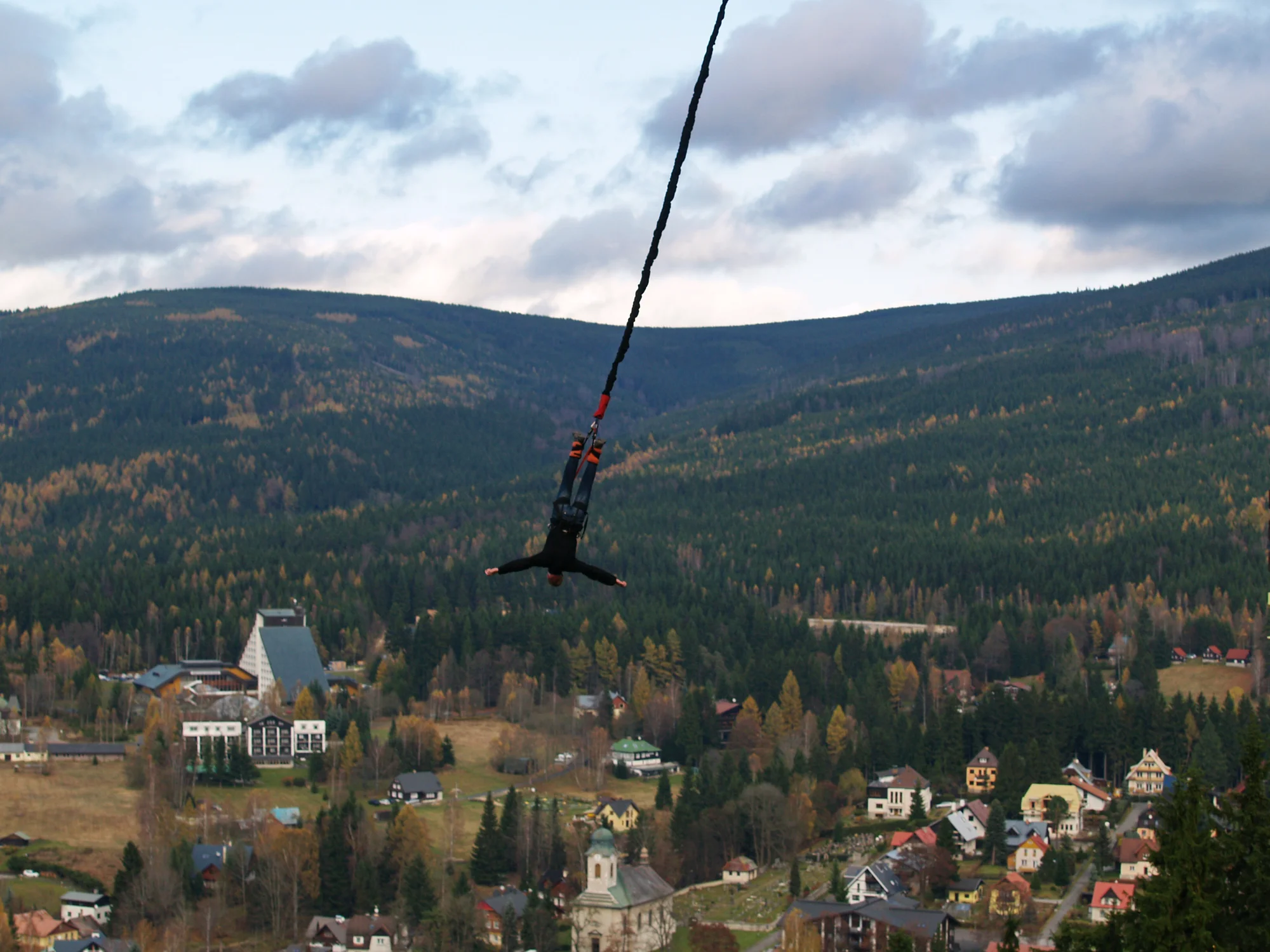 Zažijte dobrodružství: bungee jumping z televizní věže či jeřábu