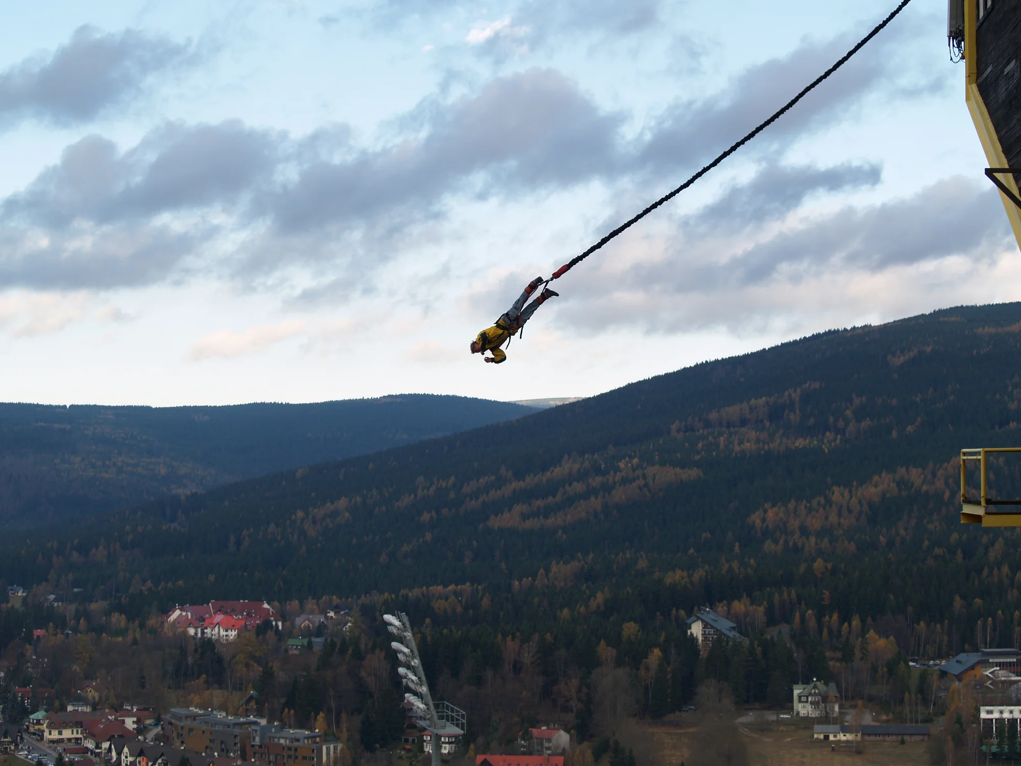 Zažijte dobrodružství: bungee jumping z televizní věže či jeřábu