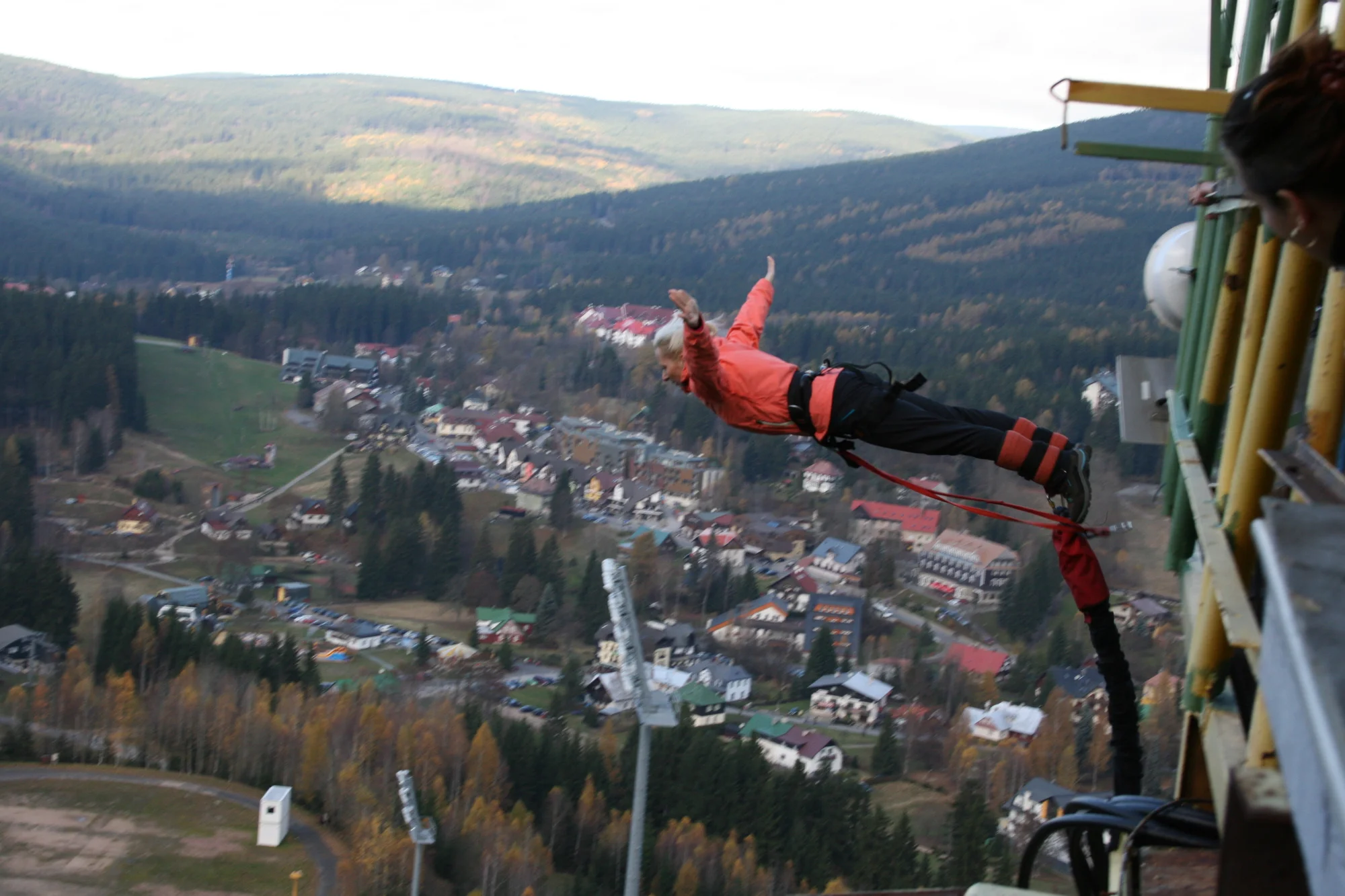 Zažijte dobrodružství: bungee jumping z televizní věže či jeřábu