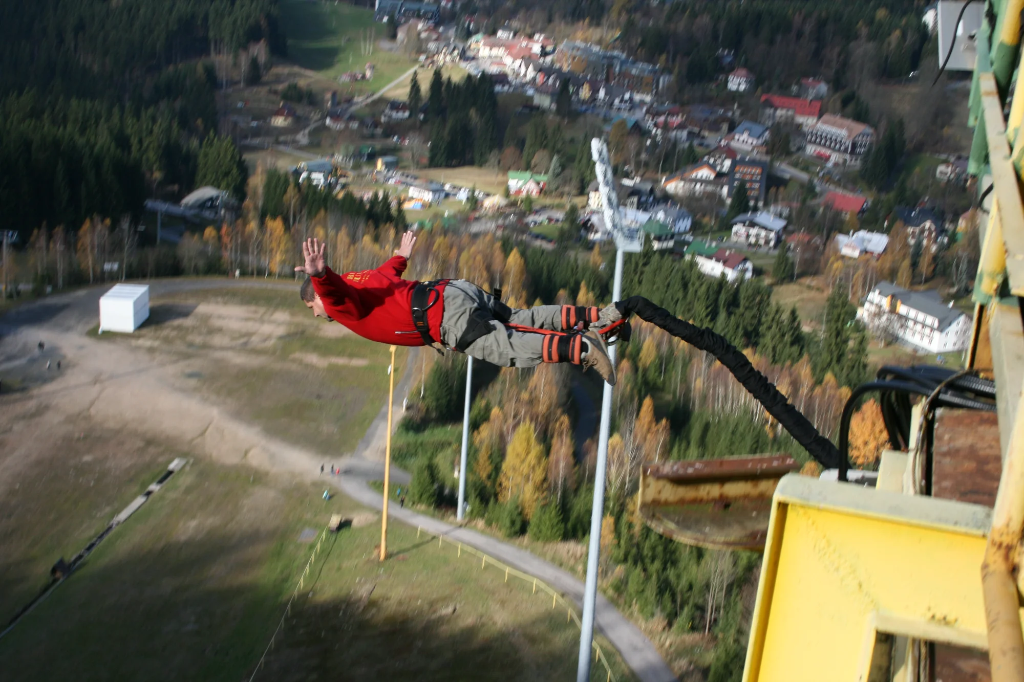 Zažijte dobrodružství: bungee jumping z televizní věže či jeřábu