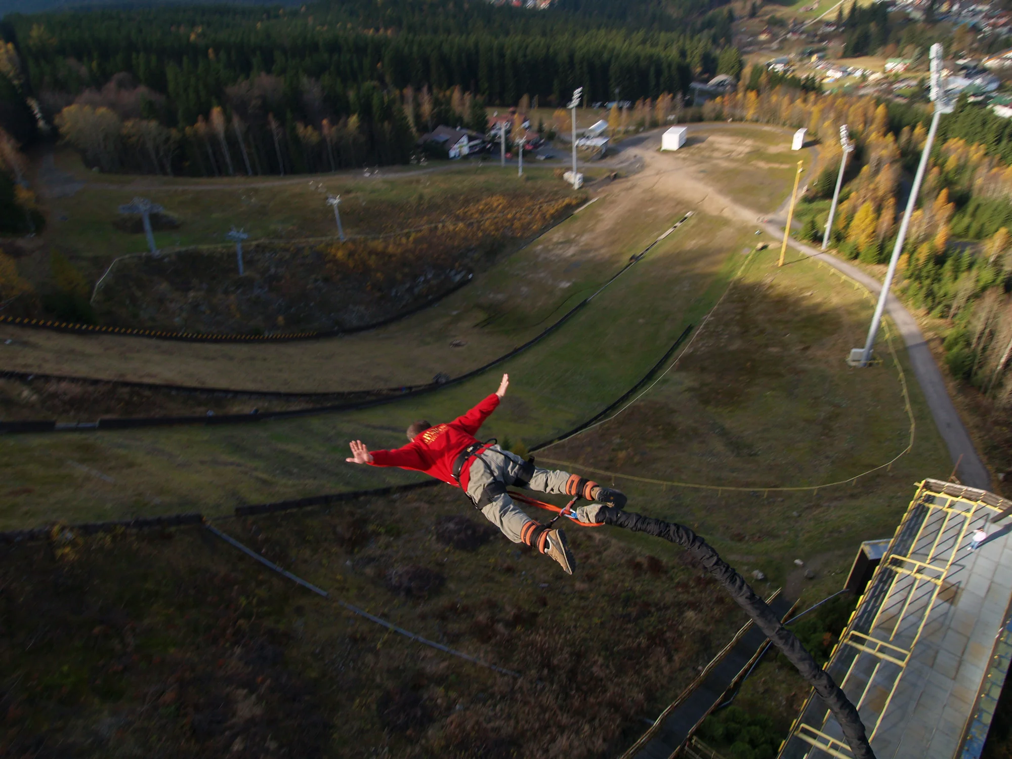 Zažijte dobrodružství: bungee jumping z televizní věže či jeřábu