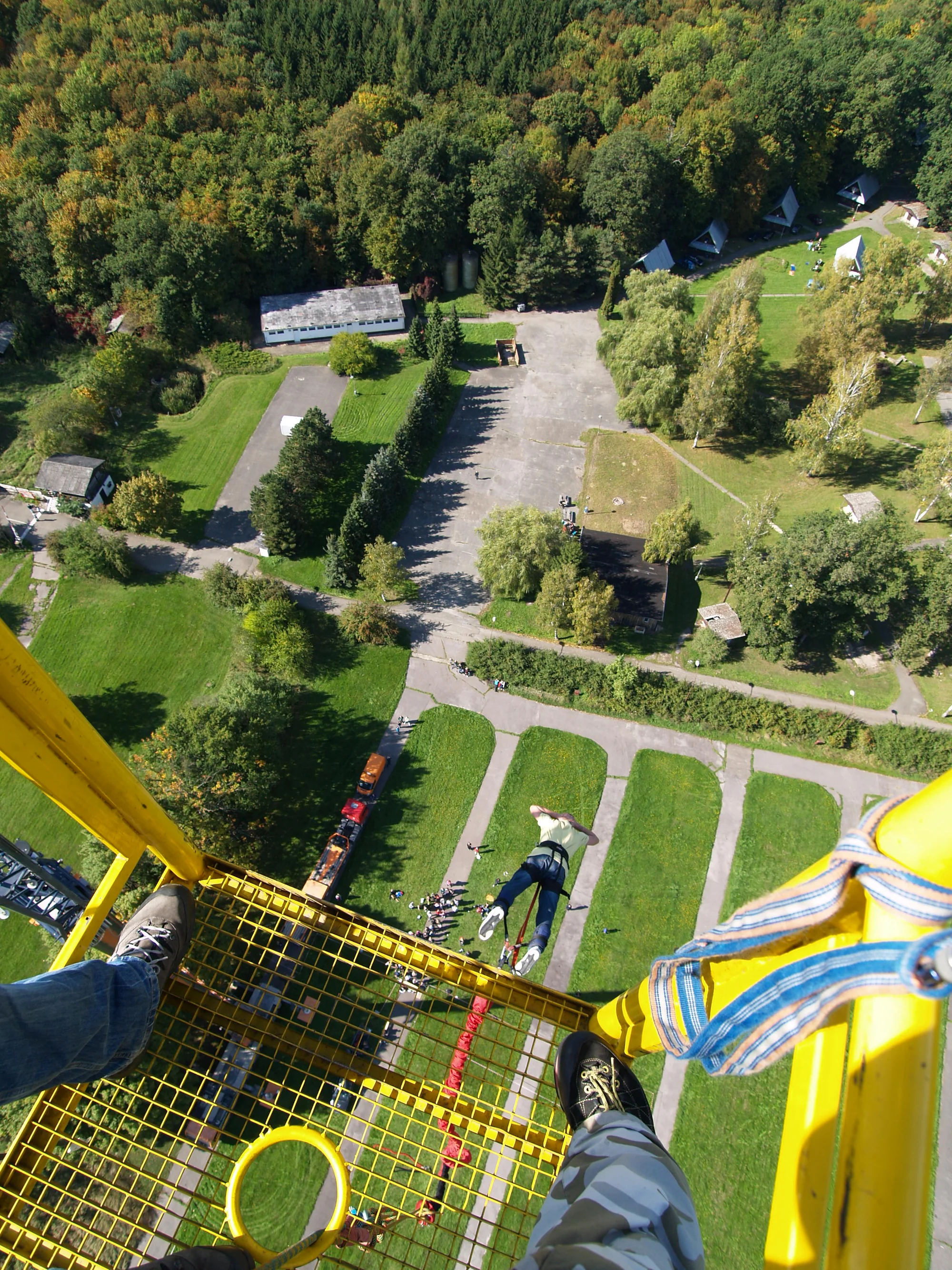 Zažijte dobrodružství: bungee jumping z televizní věže či jeřábu