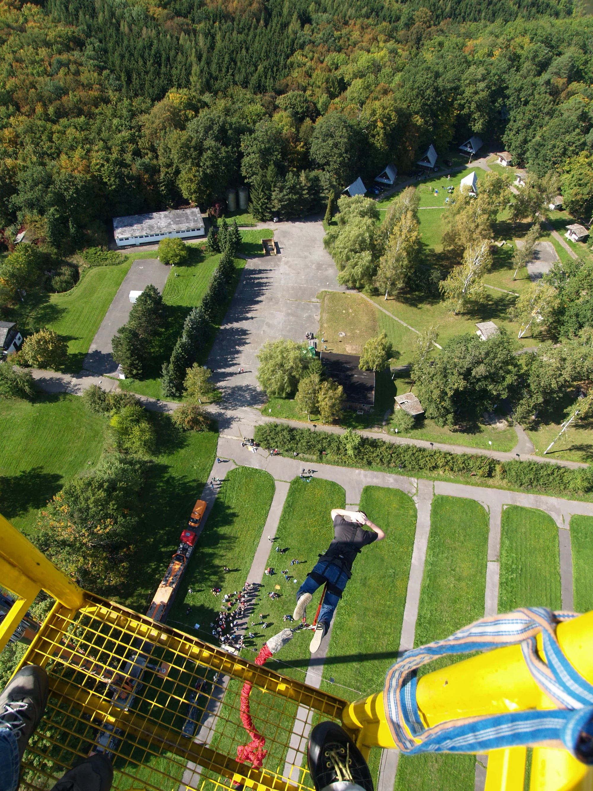 Zažijte dobrodružství: bungee jumping z televizní věže či jeřábu