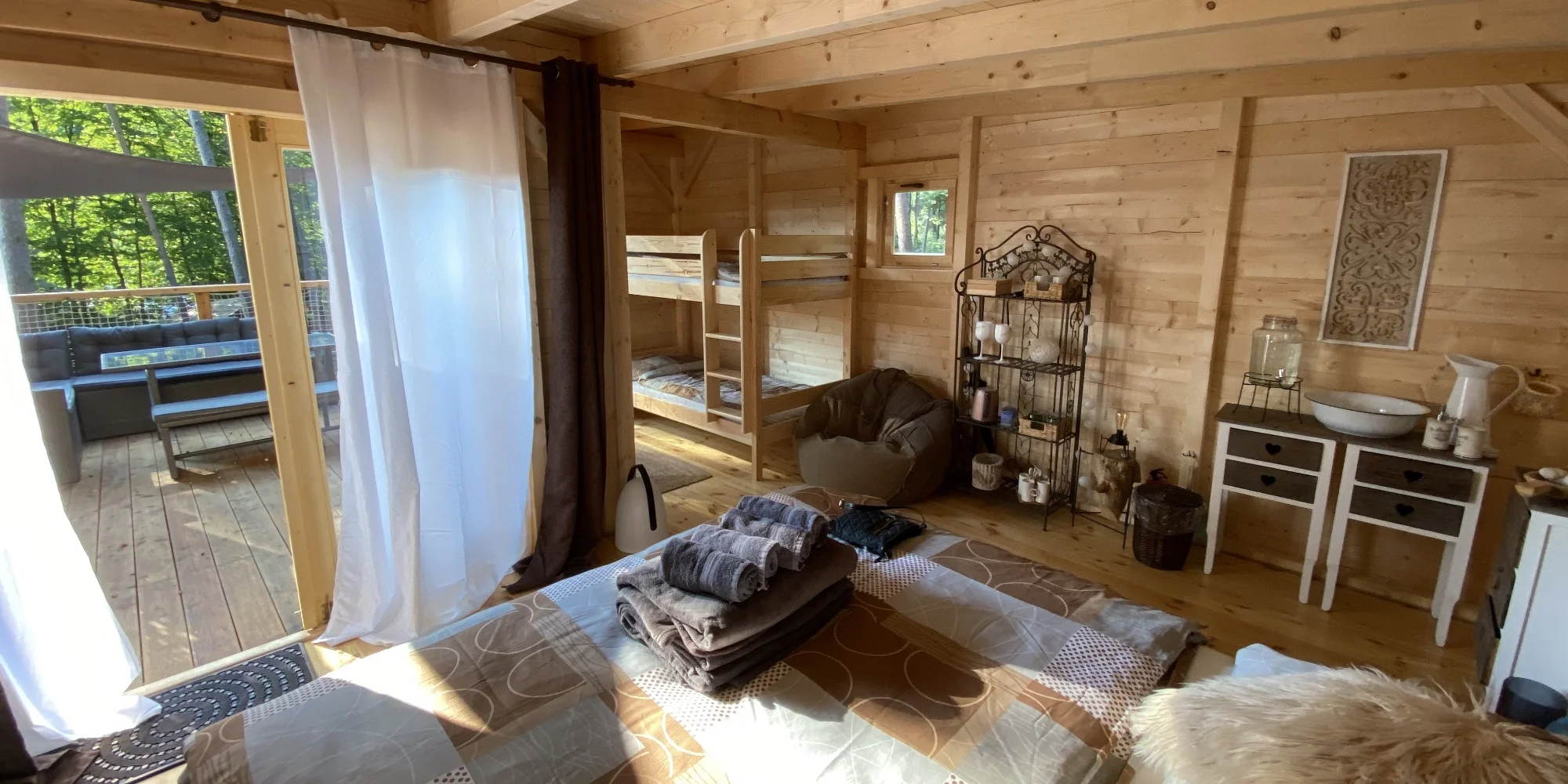 Netradiční dovolená v Českém ráji: treehouse pro pár i rodinu s půjčením loďky i možností snídaňového koše