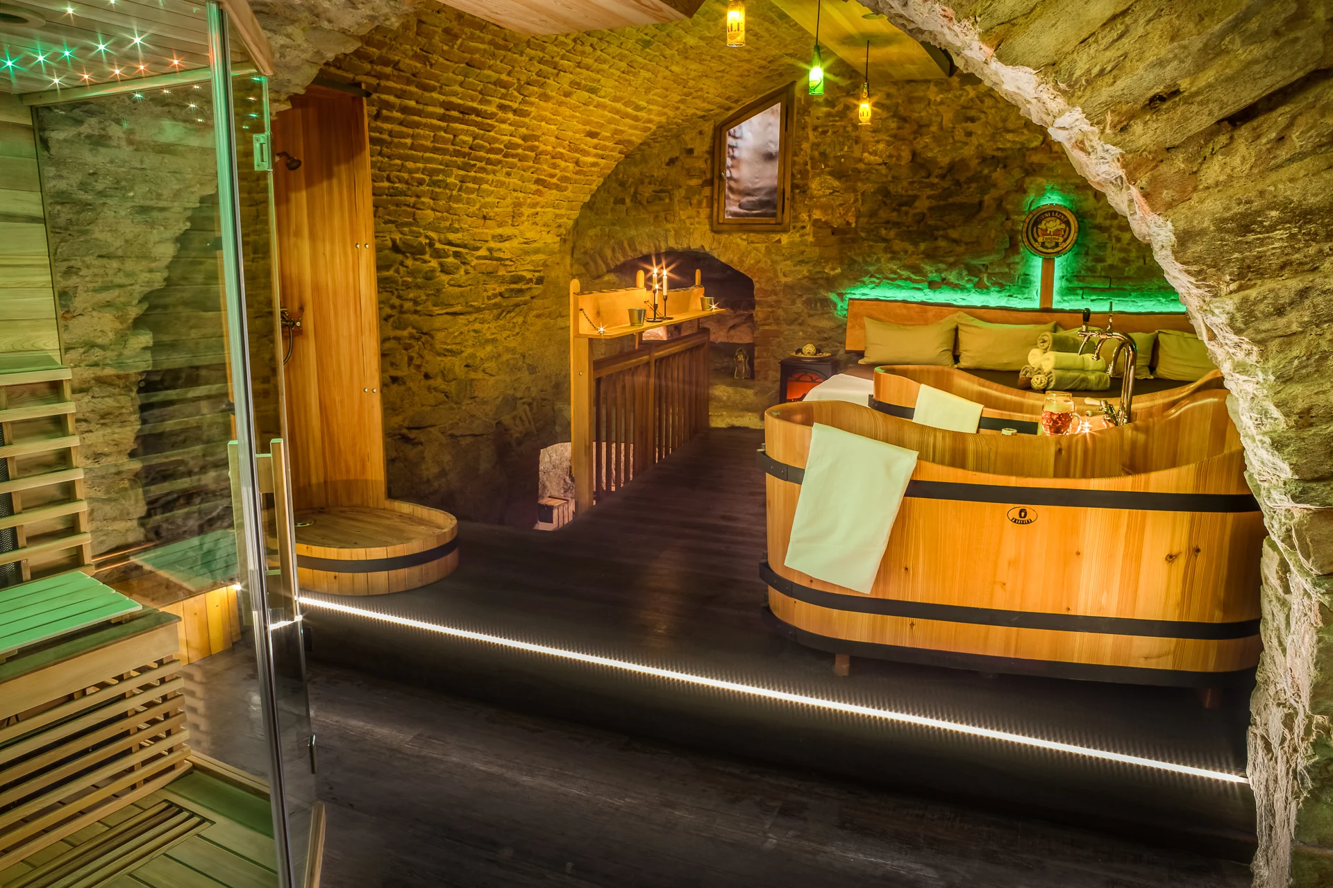 90minutový relax pro 2-4 osoby: privátní pivní lázeň, prohřívací kabina i občerstvení, pivní sůl a pěna jako dárek
