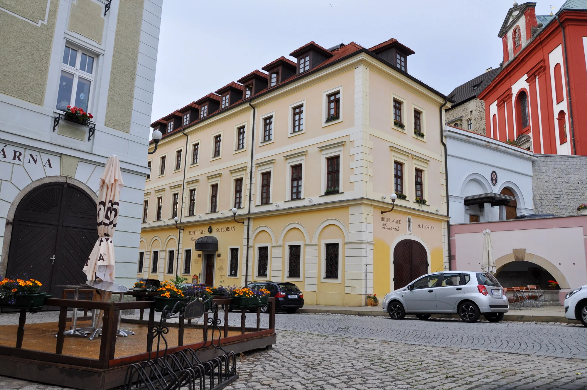 Dovolená v podhradí: pobyt se snídaní u hradu Loket, vstup do dvou muzeí v ceně