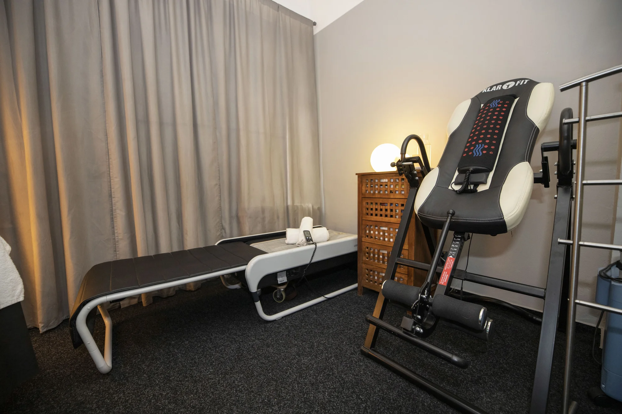 Wellness péče zaměřená na záda: nahřátí, masáž, zábal, inverzní lehátko i termo akupresura