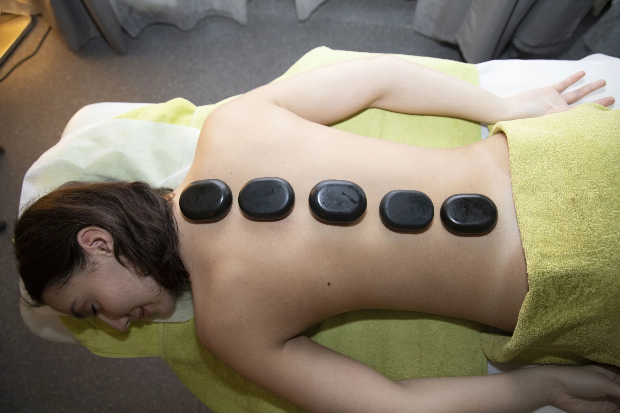 Balíček plný wellness procedur: masáž, celotělový zábal, peeling ad. pro muže i ženy