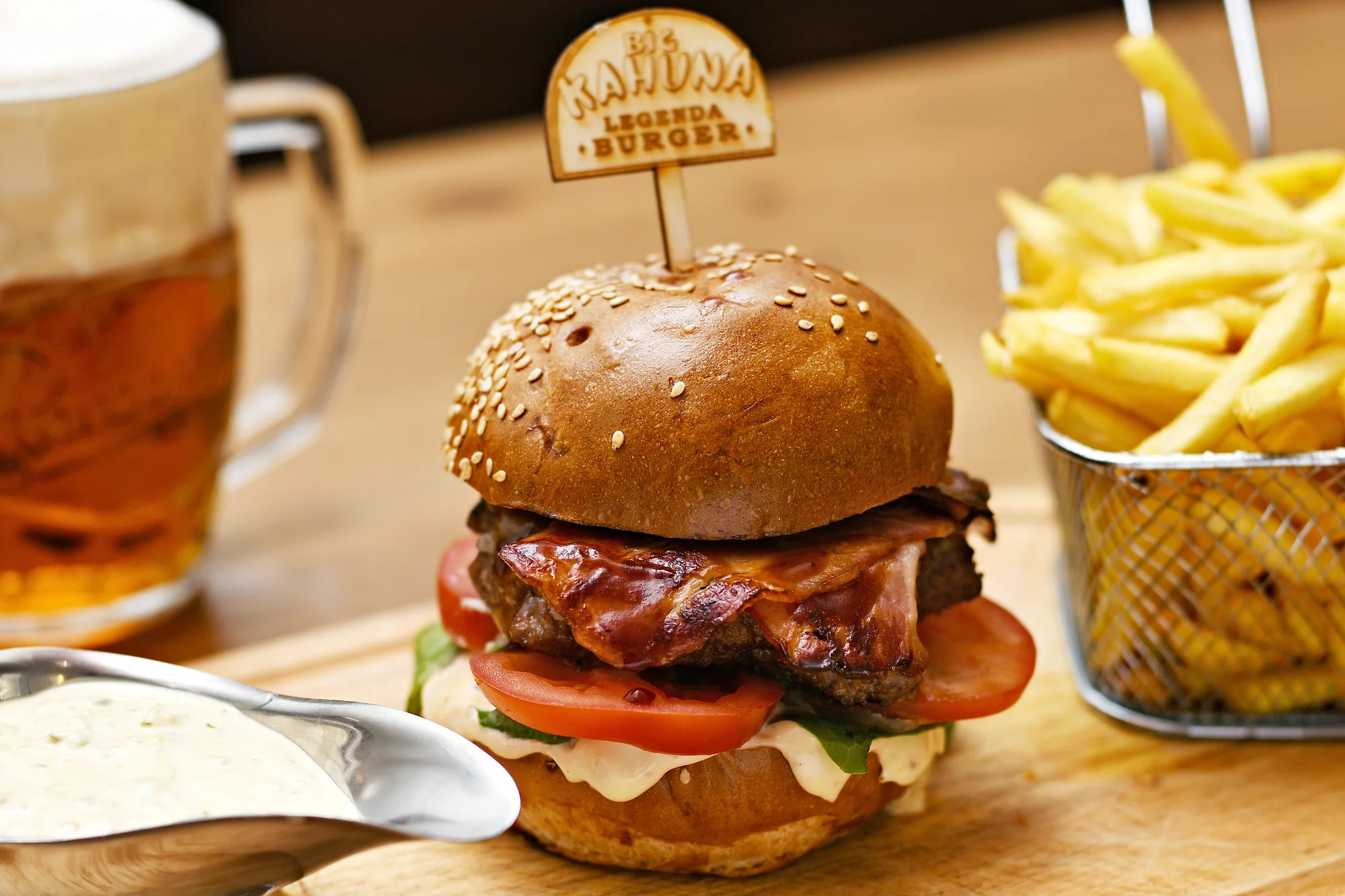 Hovězí nebo vege burger s hranolky a pivem či nealkem pro 1–4 osoby