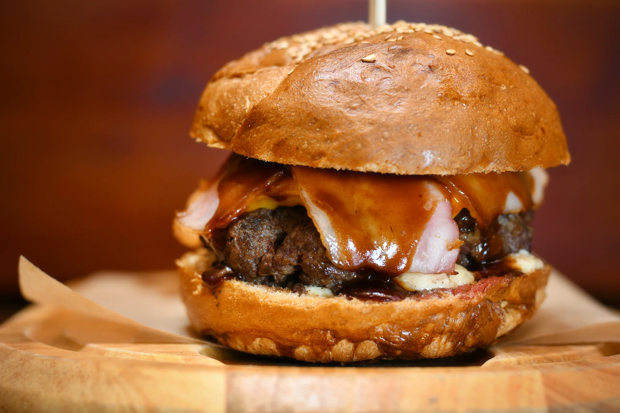 Hovězí nebo vege burger s hranolky a pivem či nealkem pro 1–4 osoby