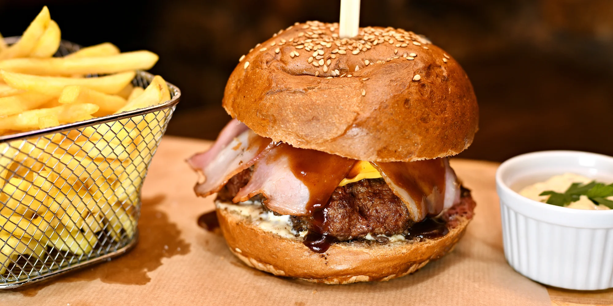 Hovězí nebo vege burger s hranolky a pivem či nealkem pro 1–4 osoby