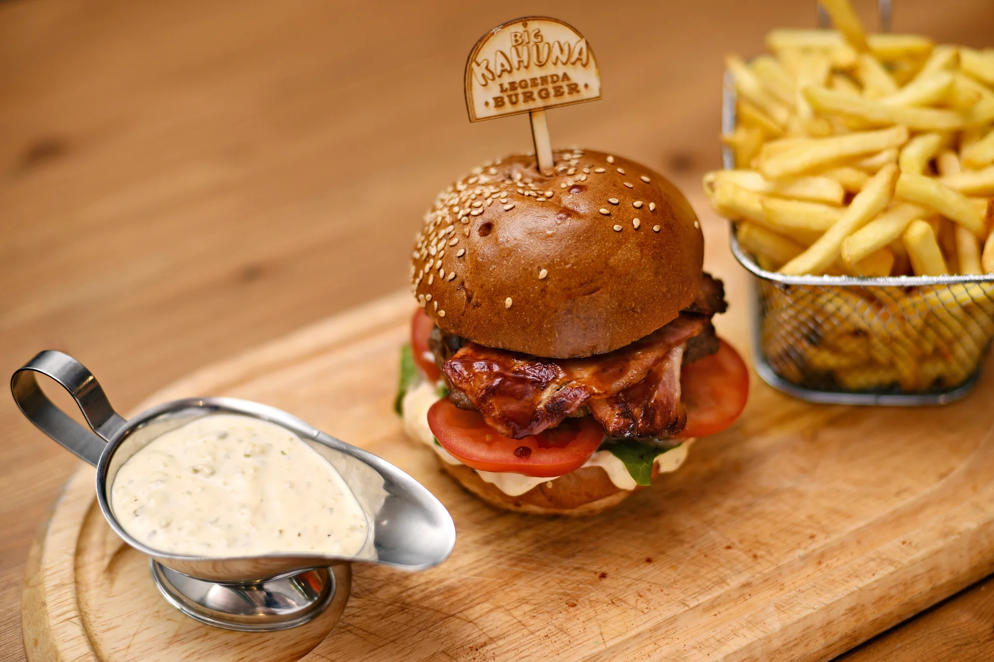 Hovězí nebo vege burger s hranolky a pivem či nealkem pro 1–4 osoby