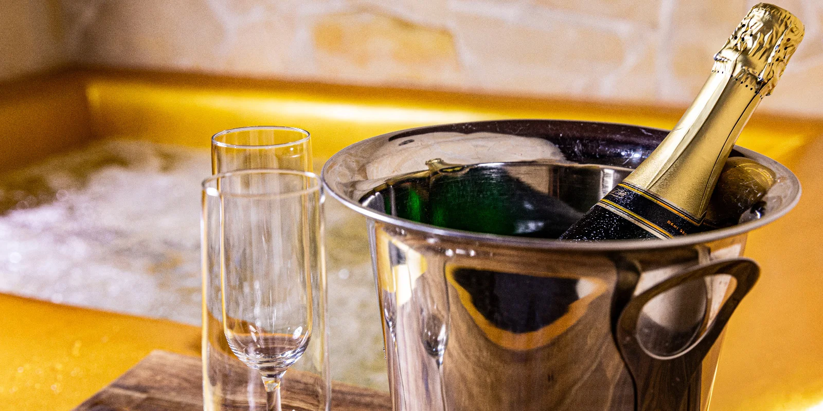 Romantika v privátním wellness: 2 hodiny ve vířivce i sauně, sekt či víno a ovocná mísa