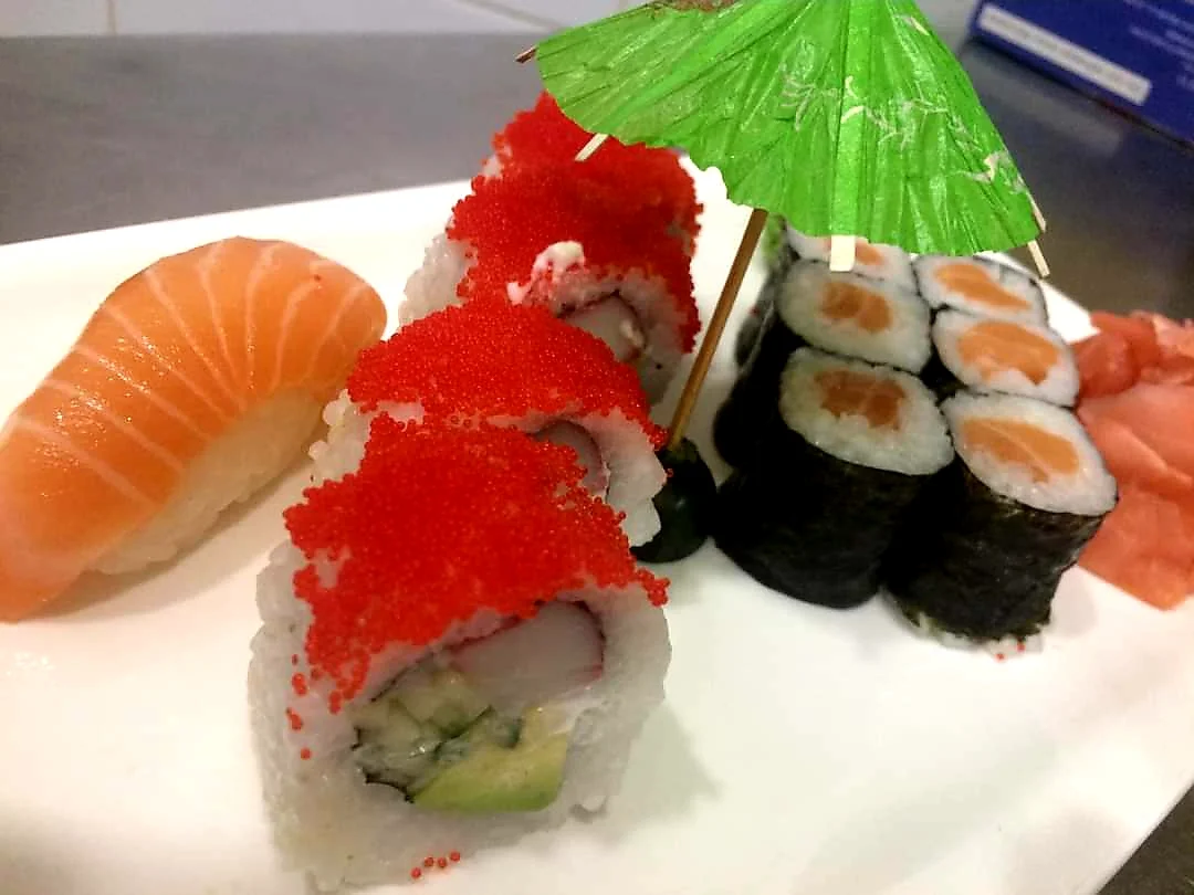 Nabité sushi sety: 24–80 kousků třeba i s polévkou, salátem nebo minizávitky