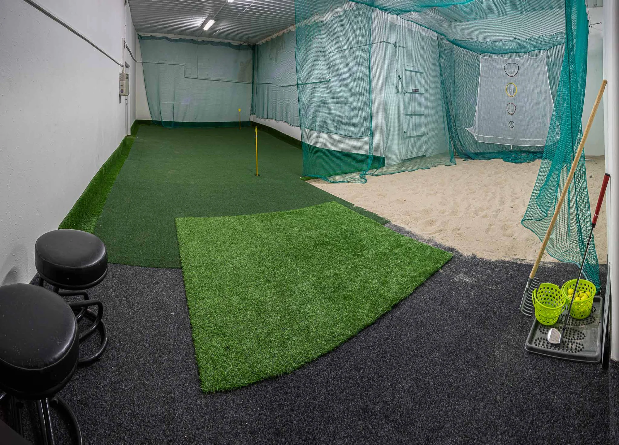 Vstupy na indoor golf pro začátečníky i pokročilé: simulátor, hřiště i tréninkové odpaliště na 1-2 hod.