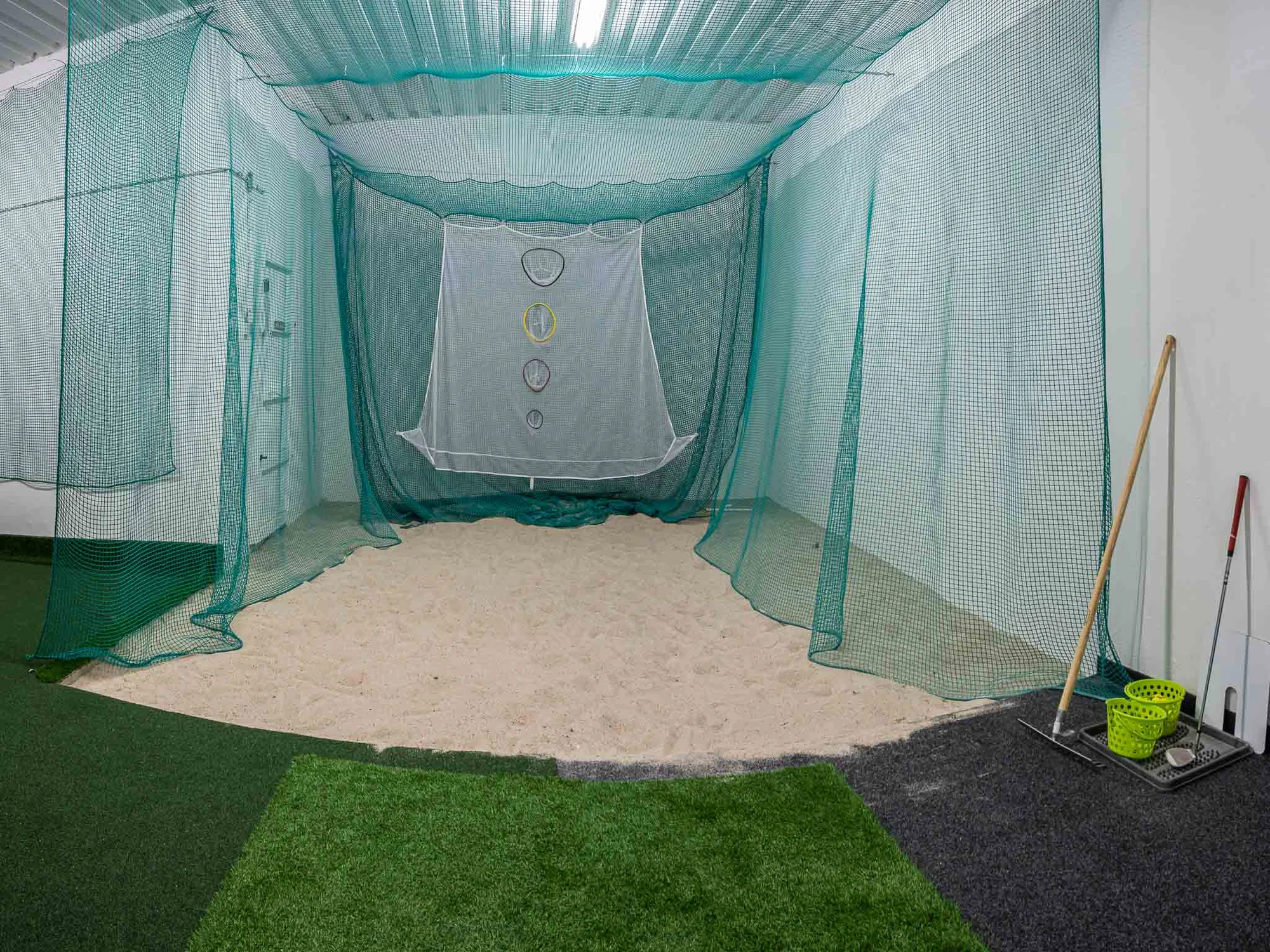 Vstupy na indoor golf pro začátečníky i pokročilé: simulátor, hřiště i tréninkové odpaliště na 1-2 hod.