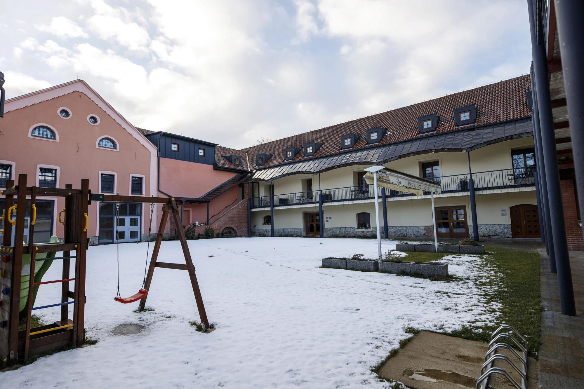 Romantika v centru Telče: hotel u zámeckého parku, polopenze i víno