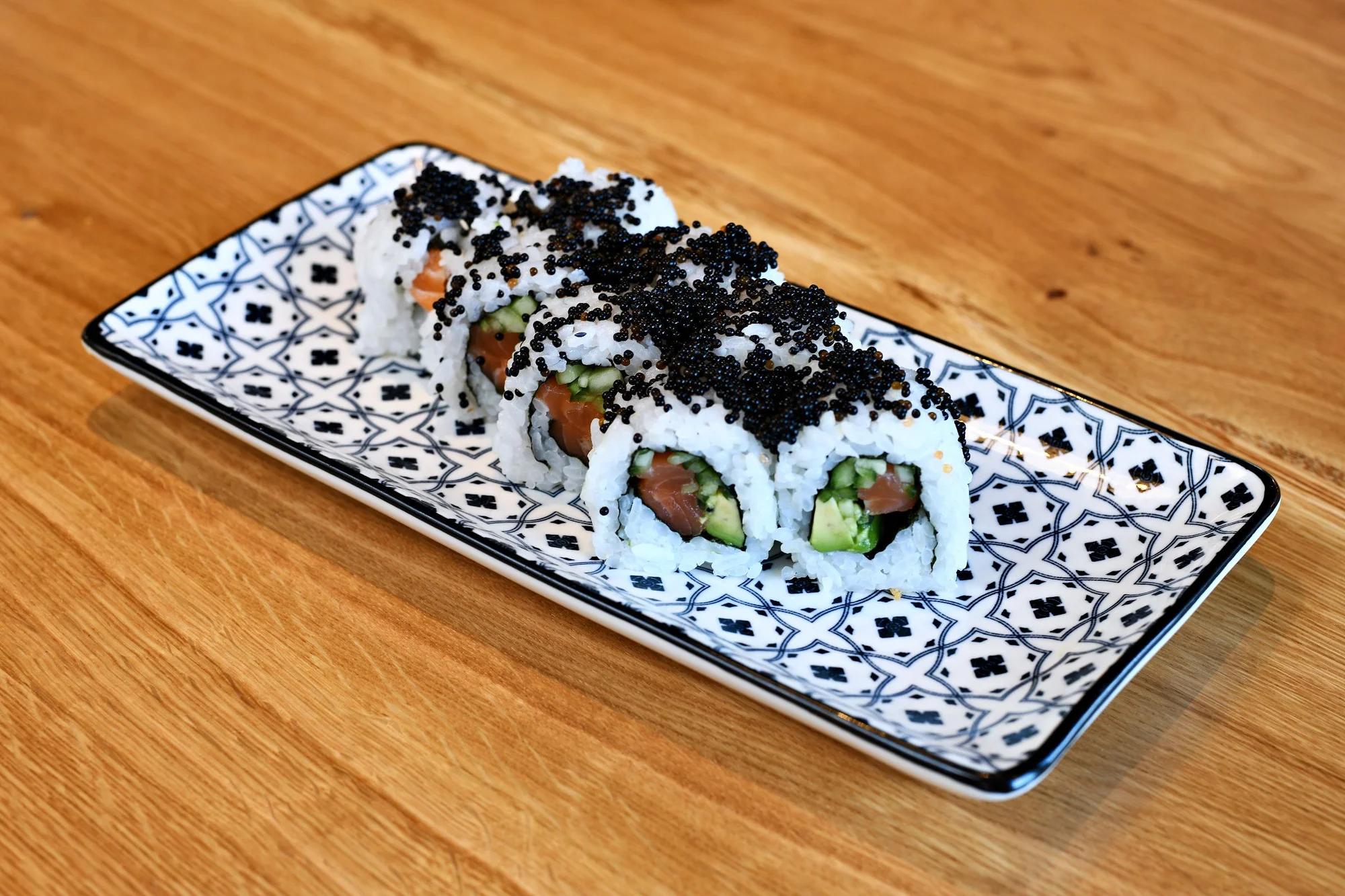Dvě hodiny running sushi all you can eat v Řepích: grilované speciality, sushi, ovoce, dorty i polévky