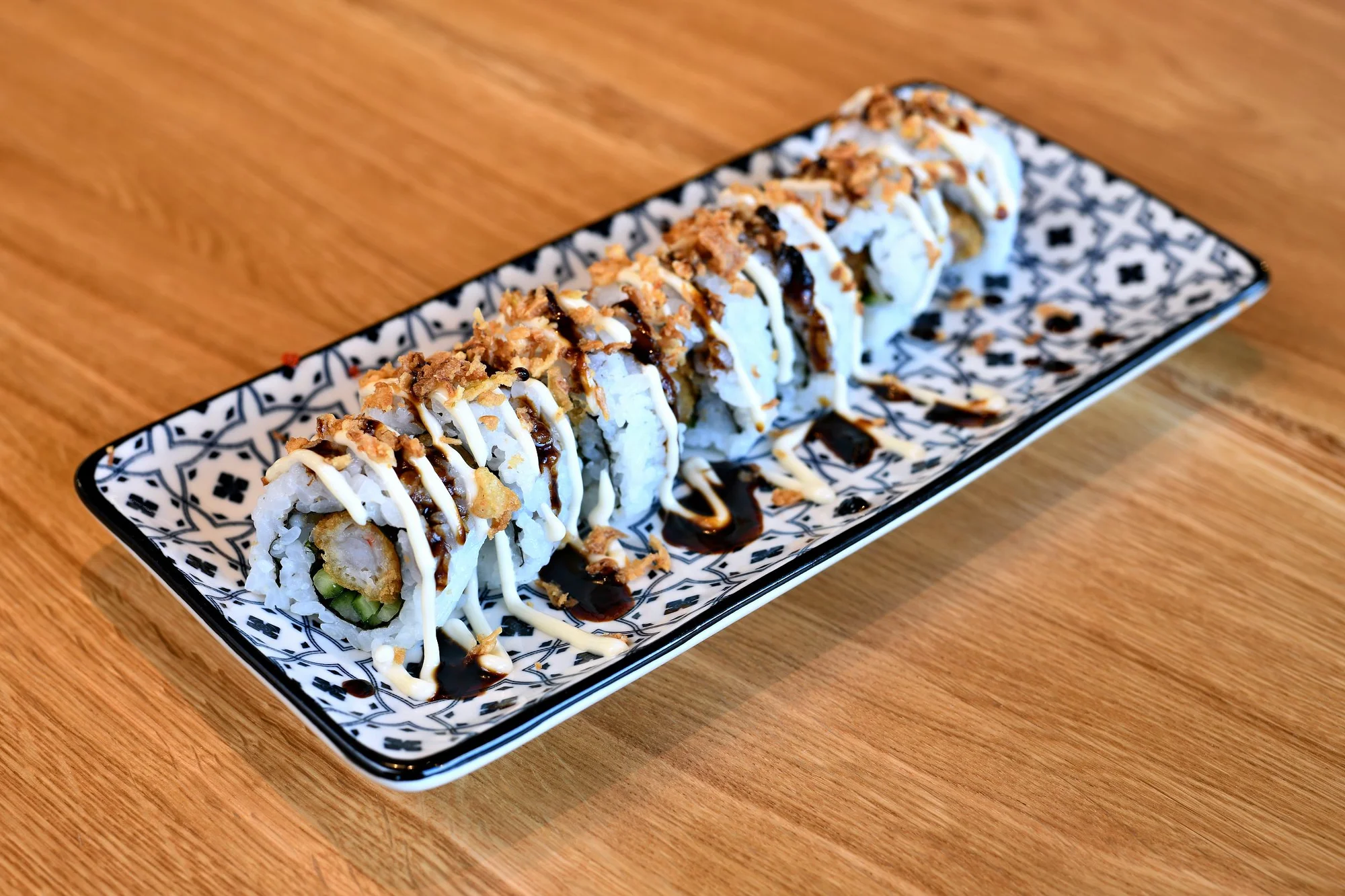 Dvě hodiny running sushi all you can eat v Řepích: grilované speciality, sushi, ovoce, dorty i polévky