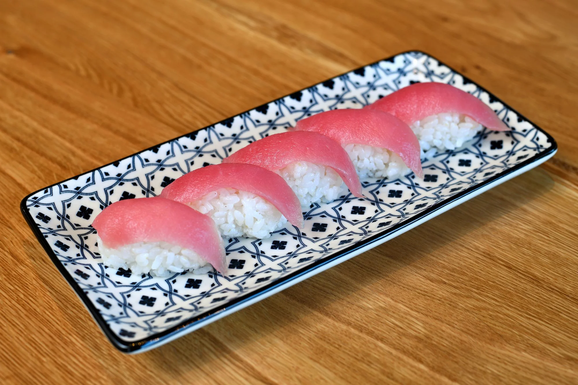 Dvě hodiny running sushi all you can eat v Řepích: grilované speciality, sushi, ovoce, dorty i polévky