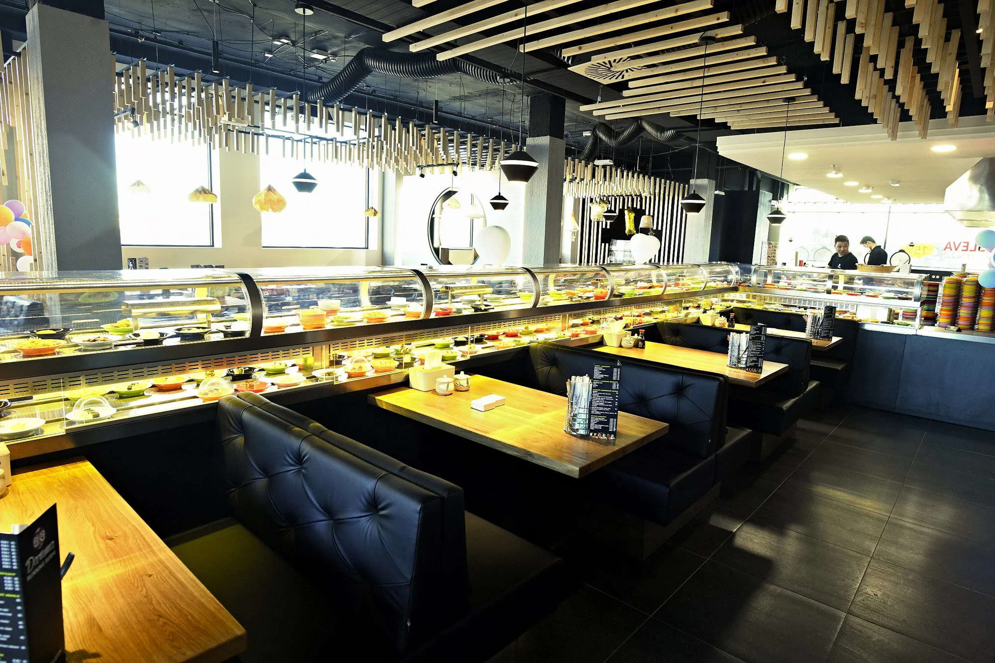 Dvě hodiny running sushi all you can eat v Řepích: grilované speciality, sushi, ovoce, dorty i polévky