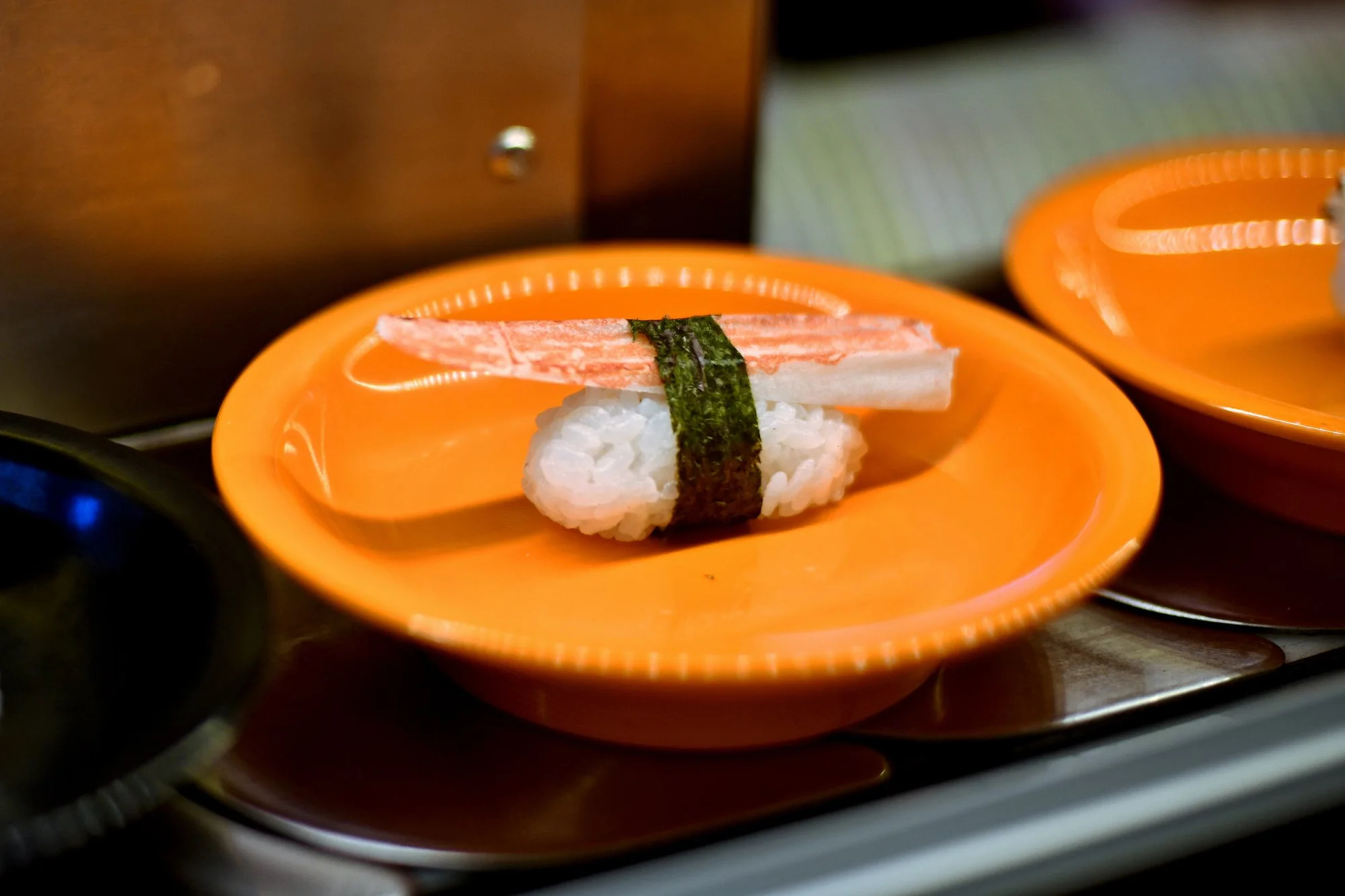 Dvě hodiny running sushi all you can eat v Řepích: grilované speciality, sushi, ovoce, dorty i polévky