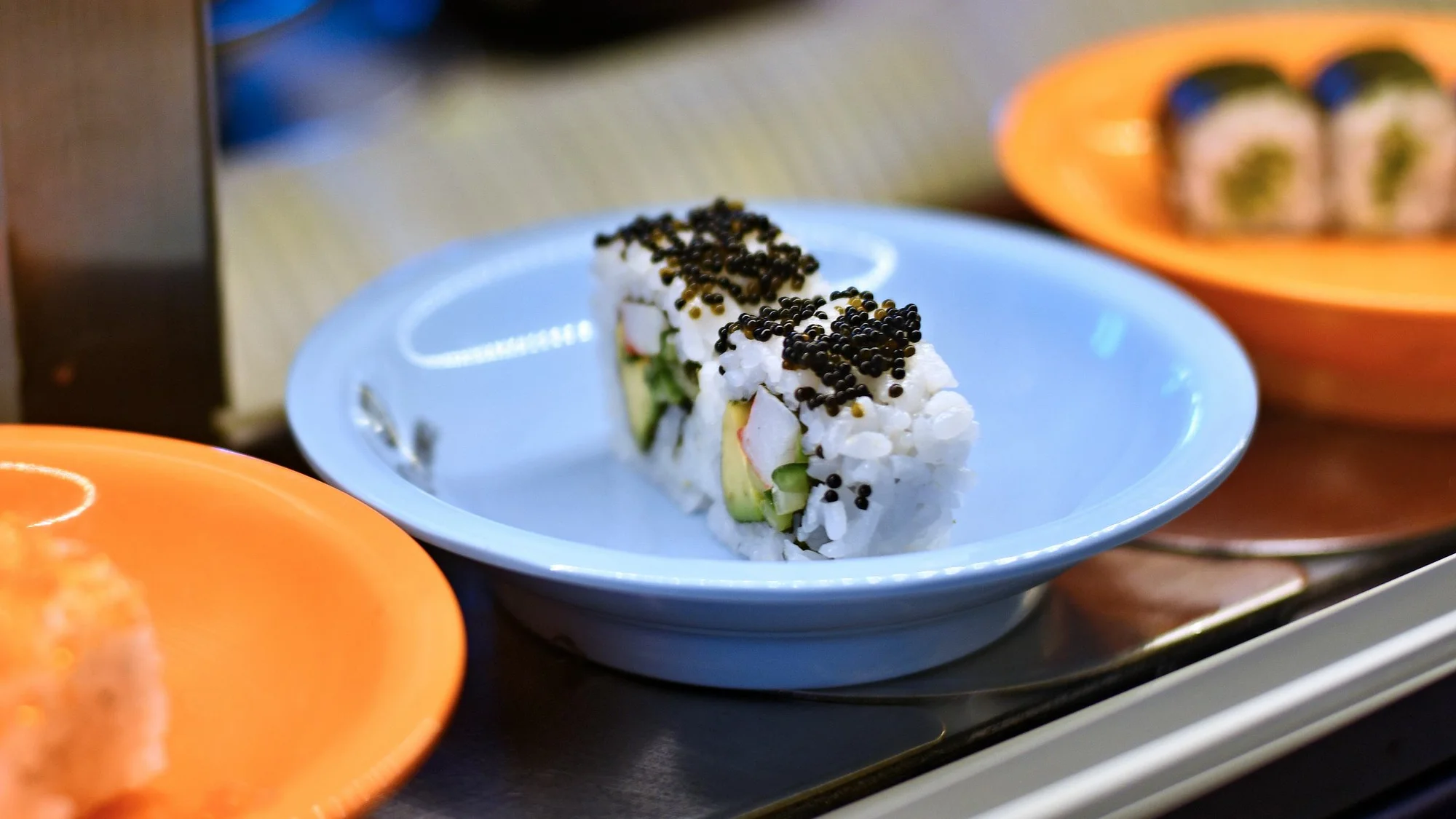 Dvě hodiny running sushi all you can eat v Řepích: grilované speciality, sushi, ovoce, dorty i polévky