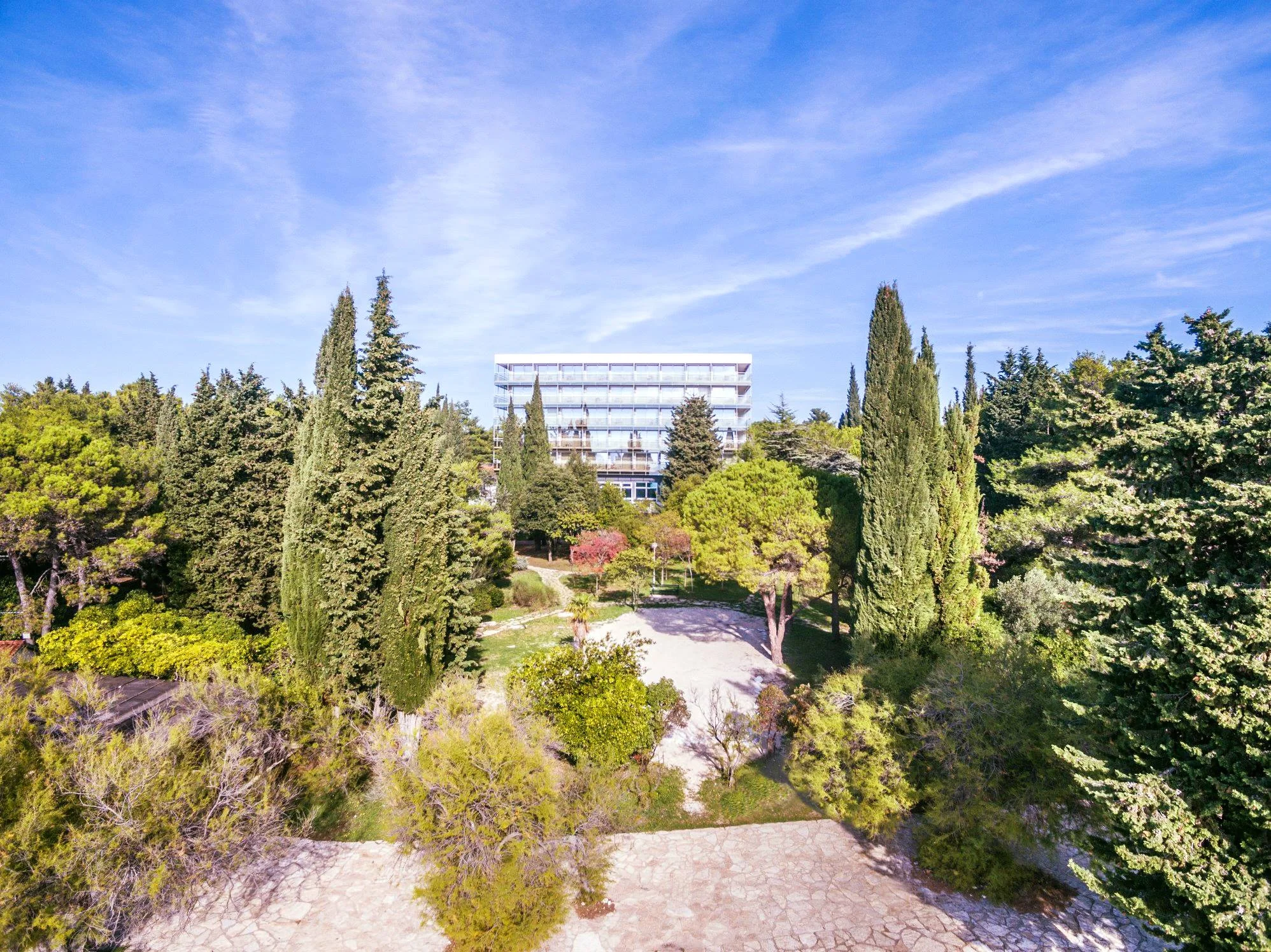 Vodice v Chorvatsku a parádní dovolená u moře: hotel hned u pláže, polopenze, bazény i fitness