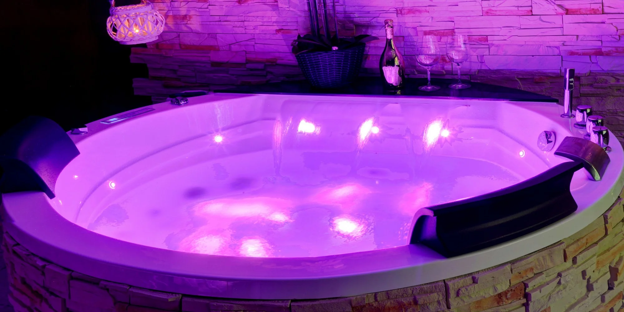 Relaxace v privátním wellness: vířivka, infrasauna, projektor i sekt