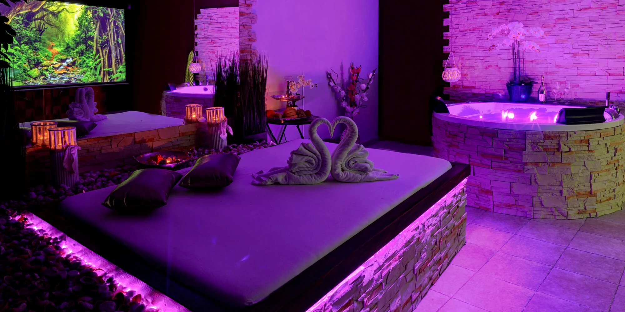 Relaxace v privátním wellness: vířivka, infrasauna, projektor i sekt