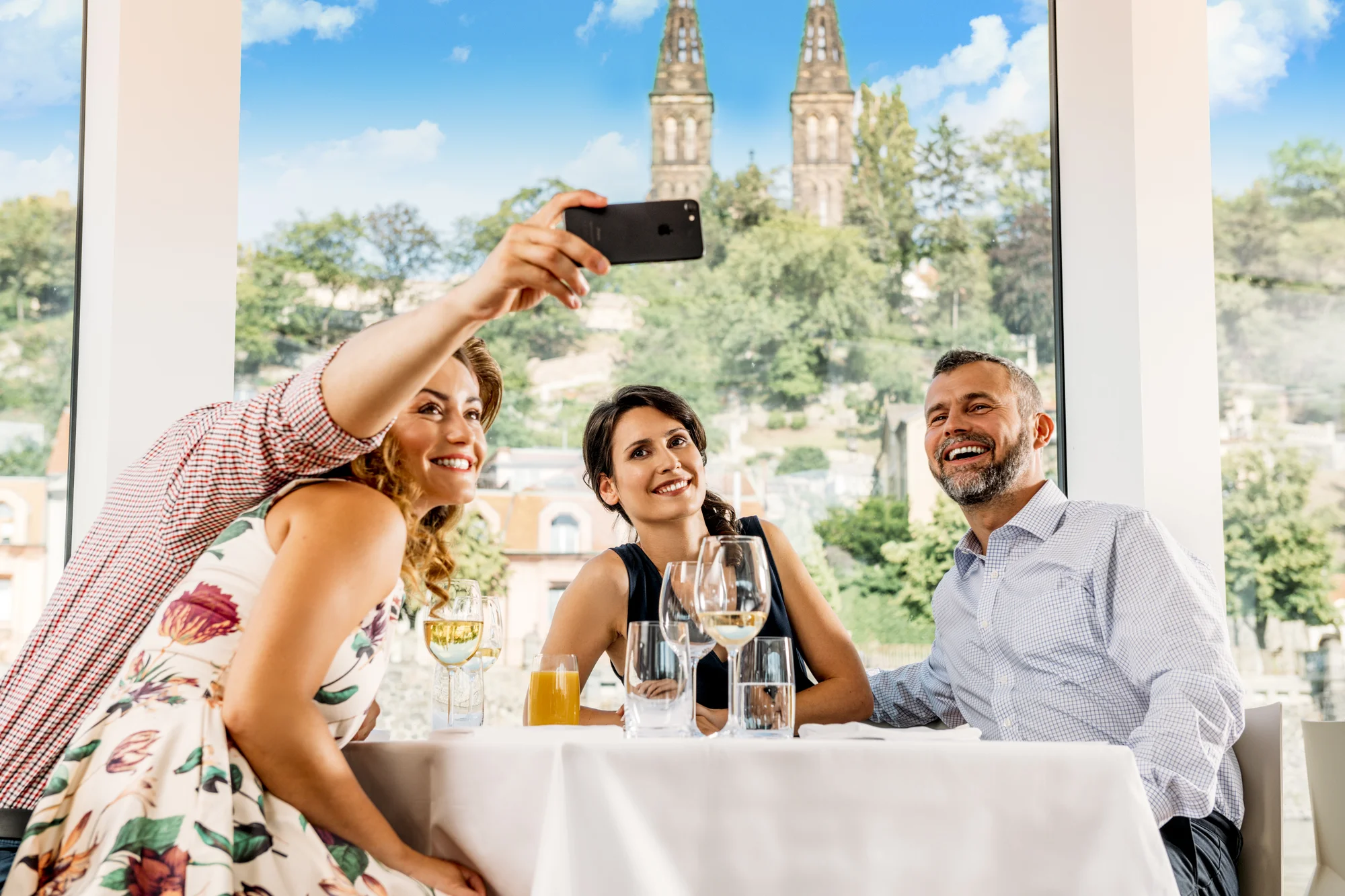 Oběd na moderní prosklené lodi: 2hodinová plavba Prahou, živá hudba, výhledy a welcome drink