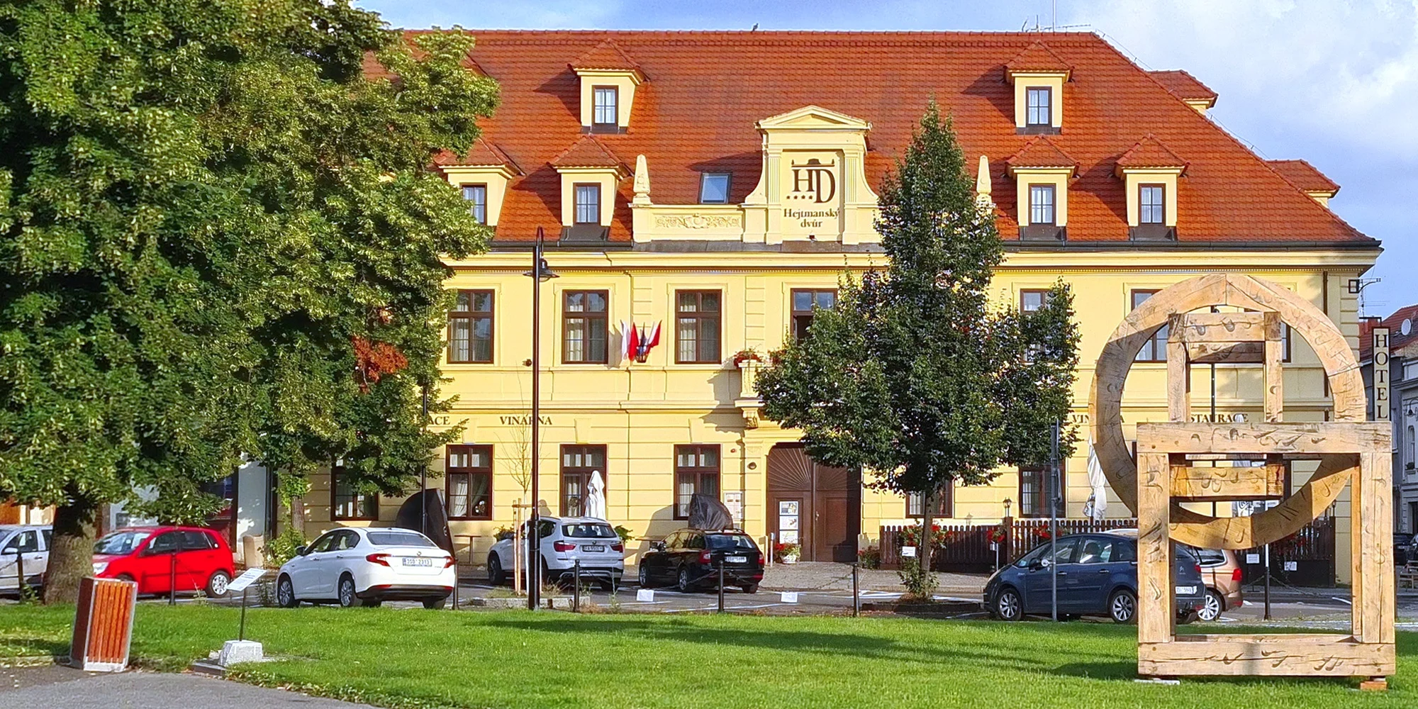 Bylinná koupel, sauna, wellness i čtyřchodová večeře s vínem pro 2 osoby