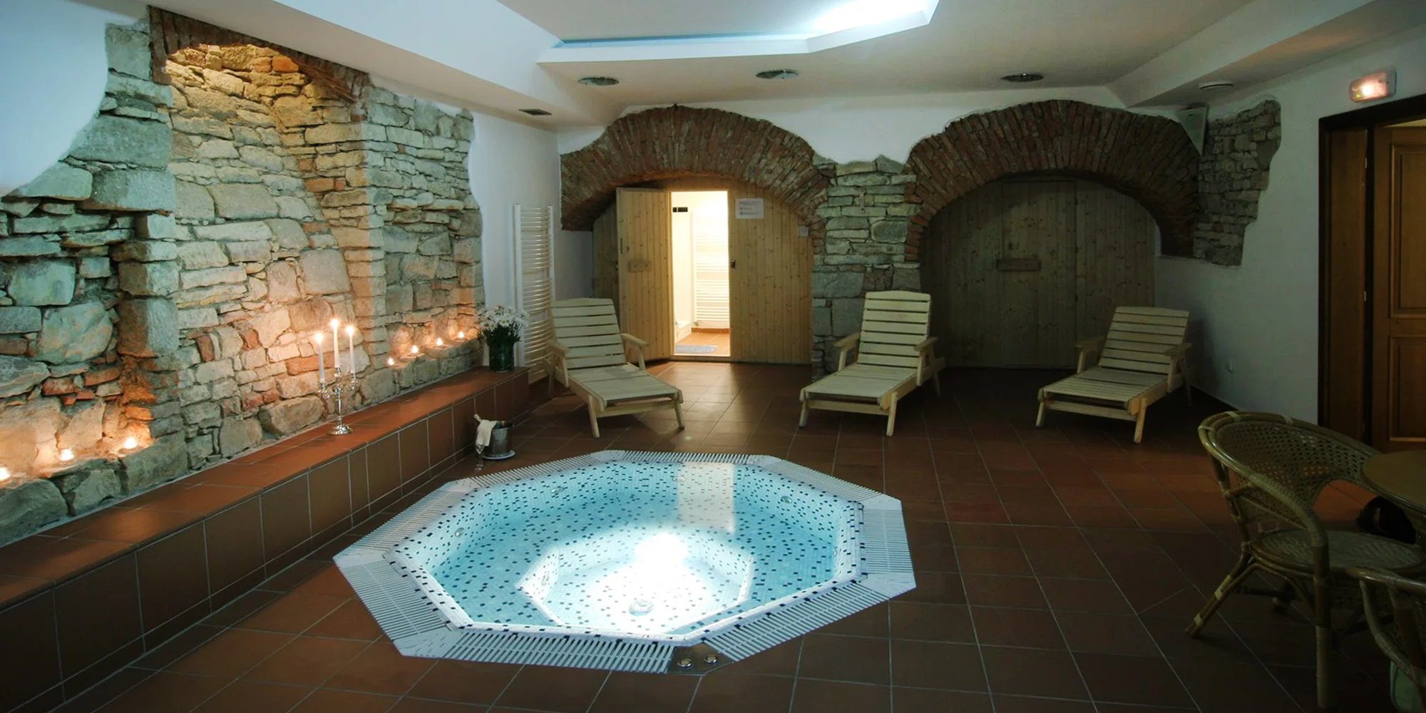 Bylinná koupel, sauna, wellness i čtyřchodová večeře s vínem pro 2 osoby