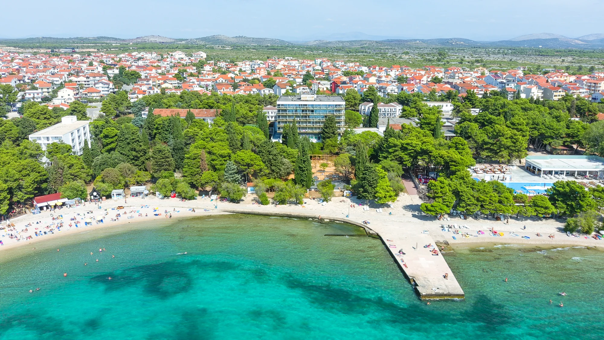 Vodice v Chorvatsku a parádní dovolená u moře: hotel hned u pláže, polopenze, bazény i fitness
