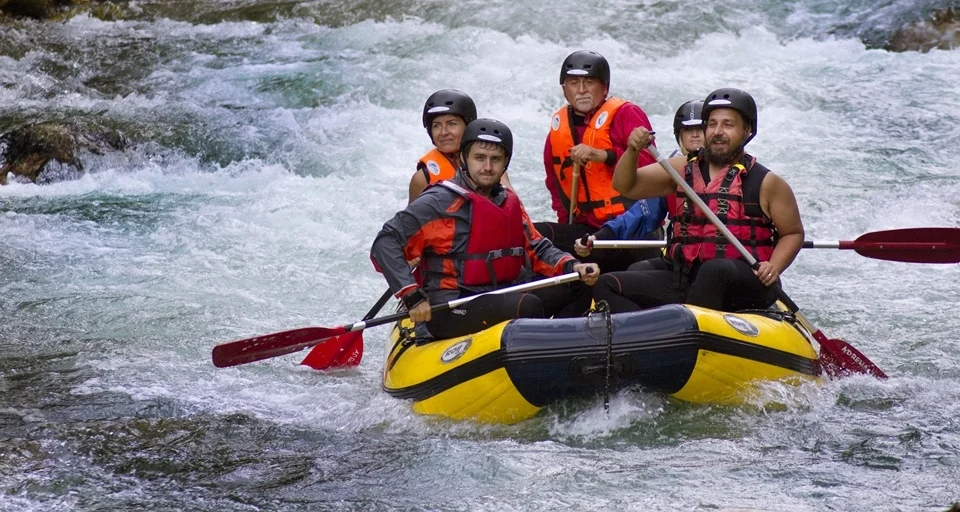 Adrenalin na řece: rafting, kajaky a kanoe v Rakousku s veškerým vybavením a možností dopravy i ubytováním