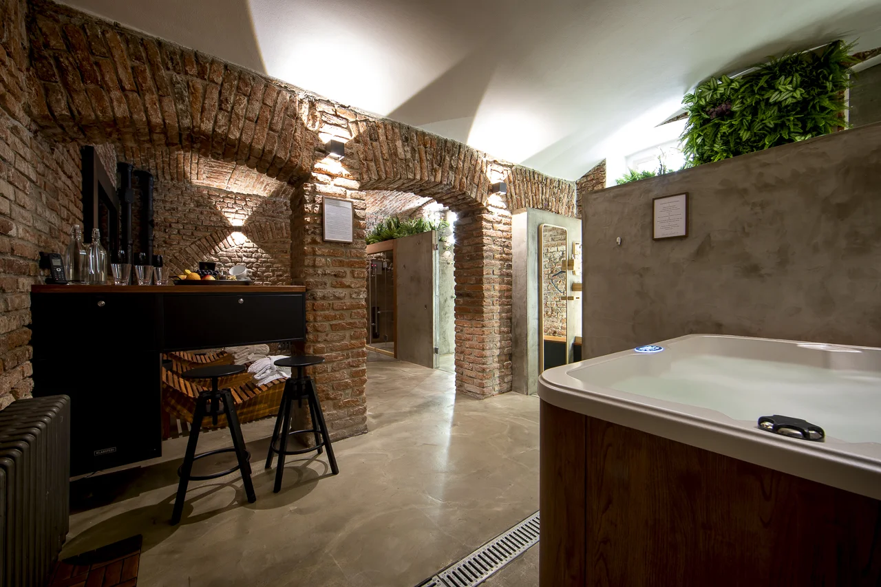 90 minut v privátním wellness až pro 3 osoby: vířivka, sauna i občerstvení
