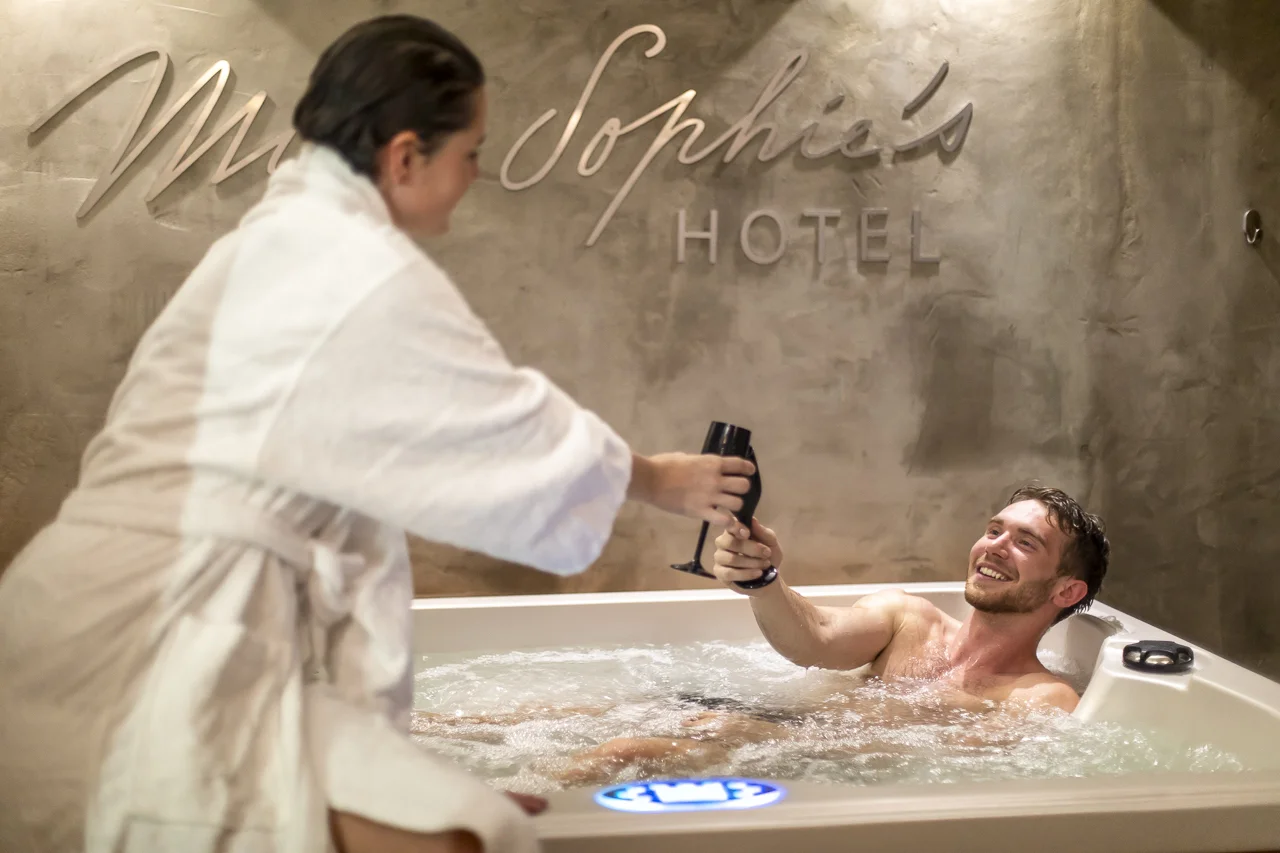 90 minut v privátním wellness až pro 3 osoby: vířivka, sauna i občerstvení