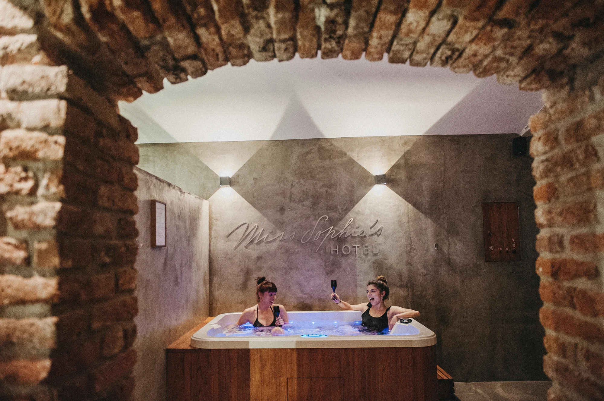 90 minut v privátním wellness až pro 3 osoby: vířivka, sauna i občerstvení