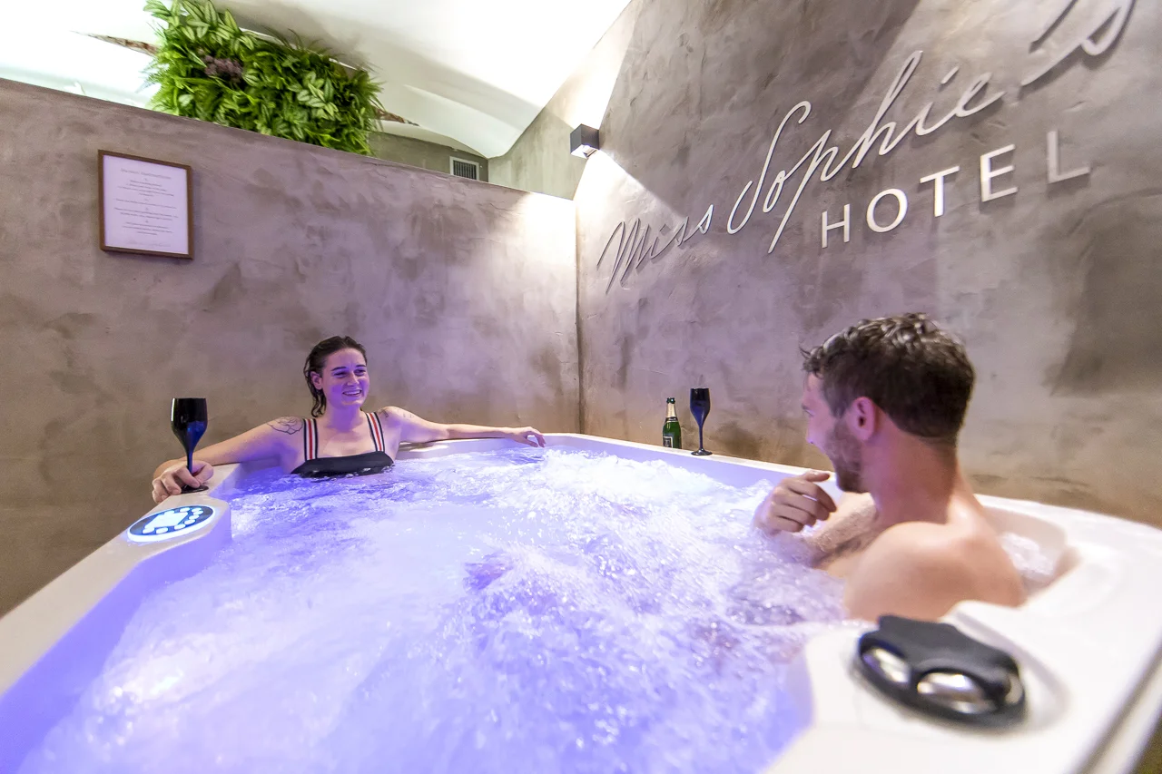 90 minut v privátním wellness až pro 3 osoby: vířivka, sauna i občerstvení