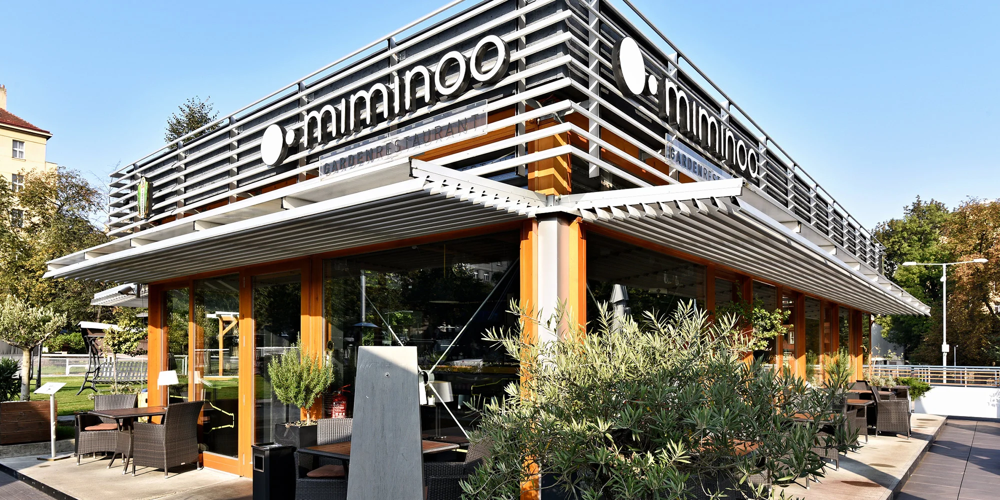 Vstup na Žižkovskou věž a mix grill talíř v restauraci Miminoo pro 2 osoby