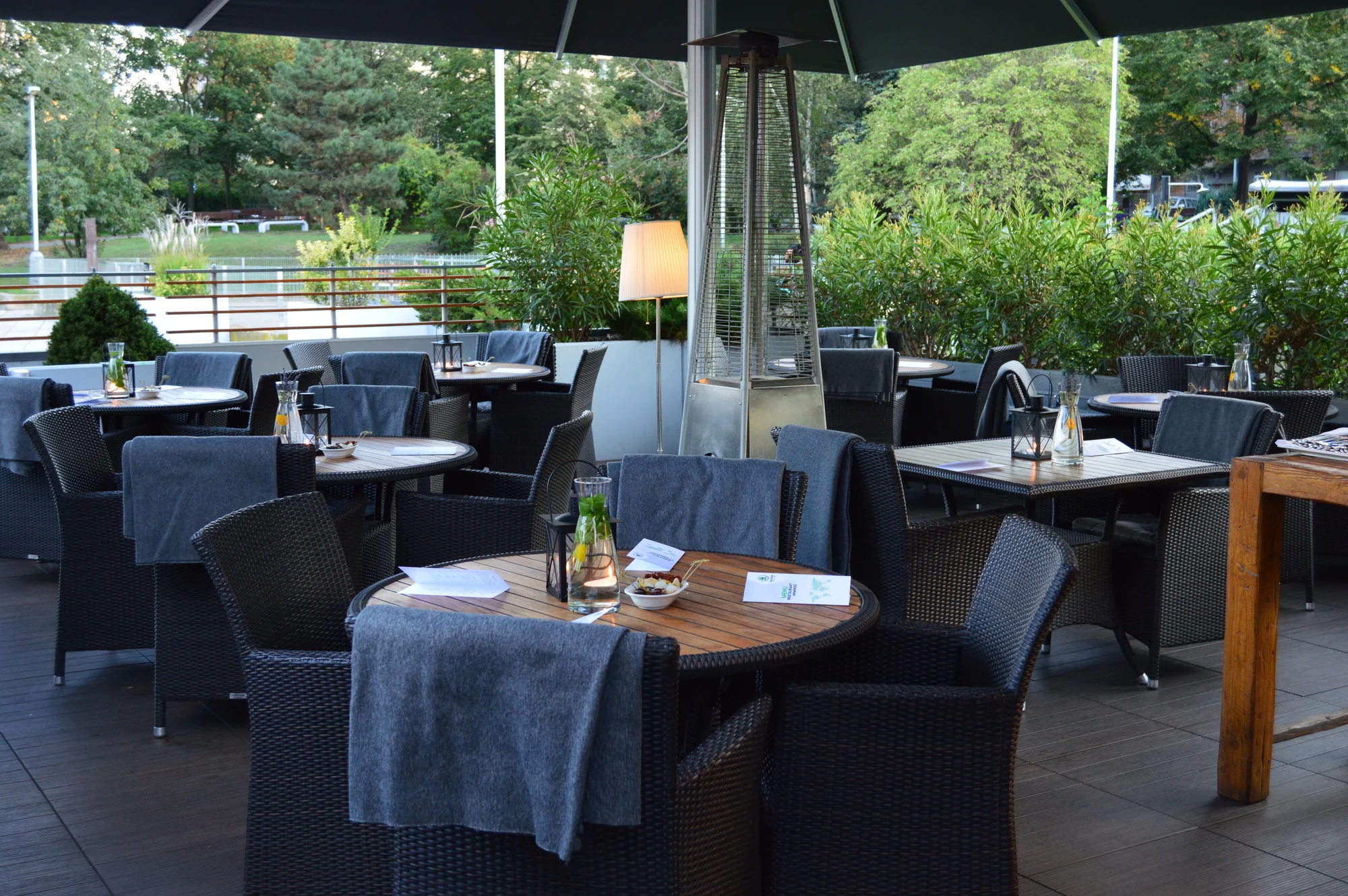 Vstup na Žižkovskou věž a mix grill talíř v restauraci Miminoo pro 2 osoby