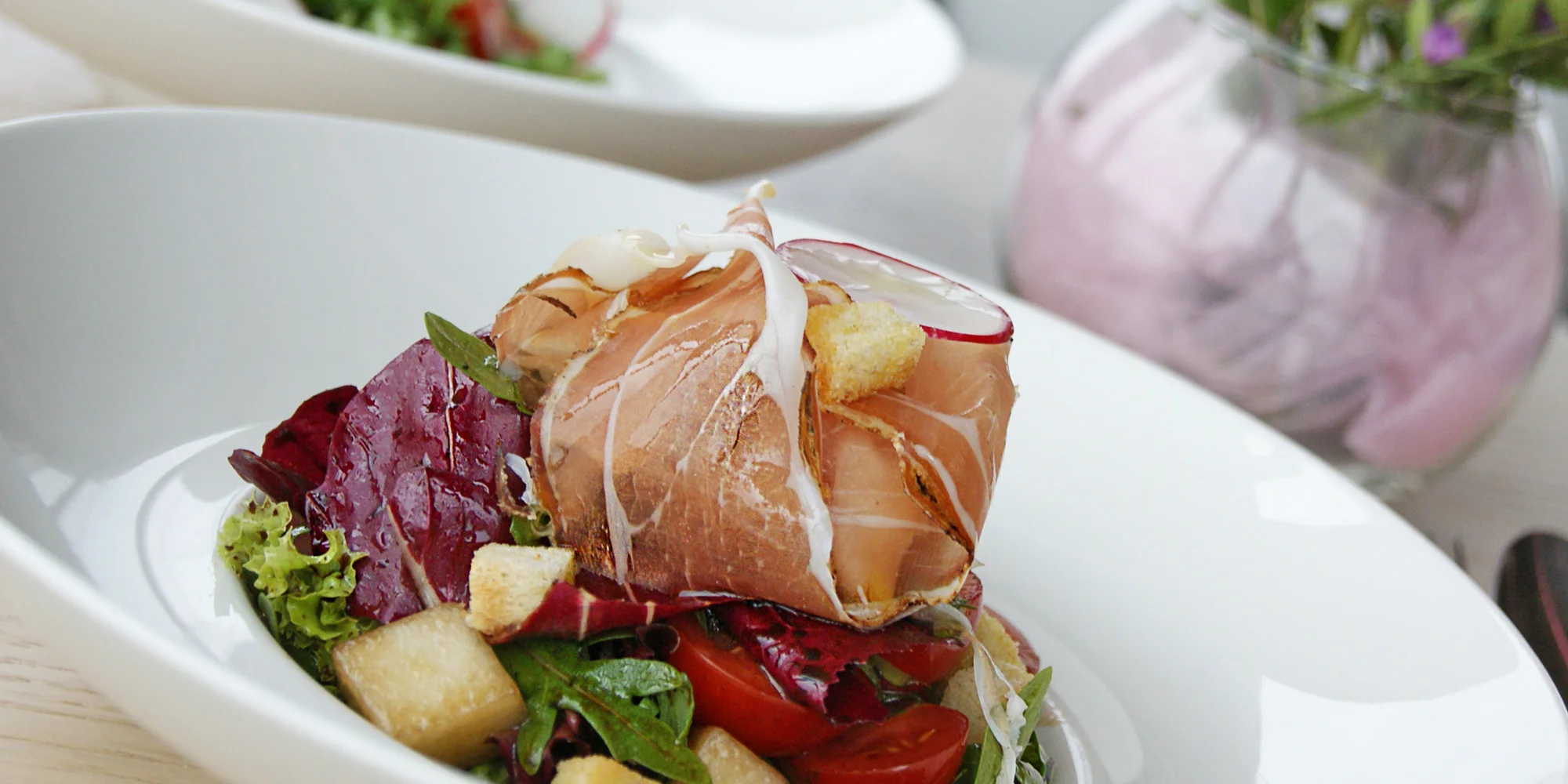 Dárkové poukazy na jídlo i nápoje ve 3 restauracích Žižkovské věže: Miminoo, Oblaca a Bistro 66