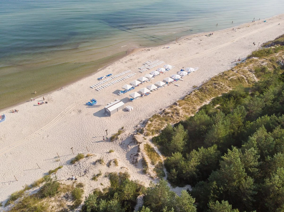 Dovolená u Baltu pro páry i rodiny: moderní resort s wellness, bazénem a jídlem, 5 min. od pláže